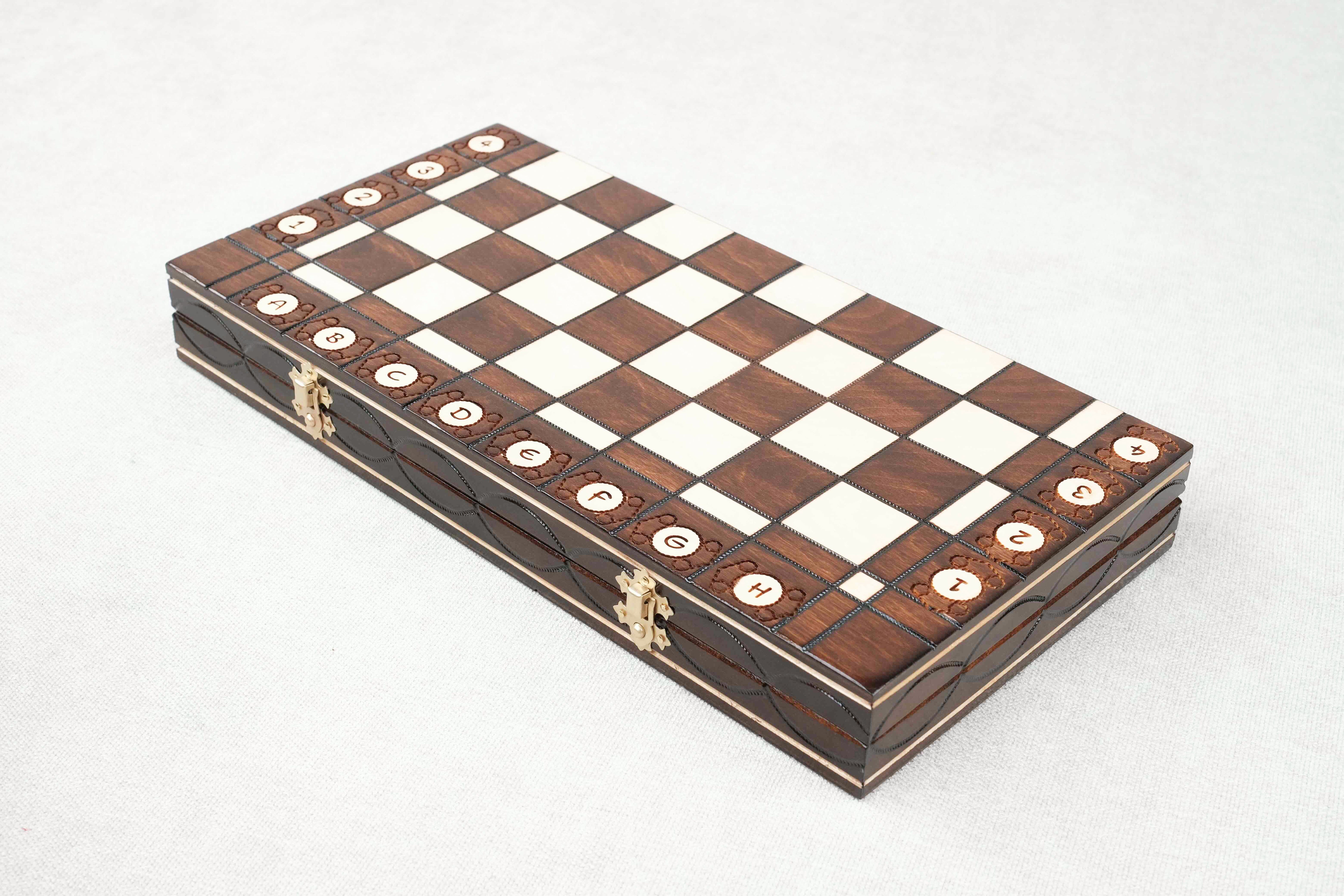 Vue latérale du coffret fermé