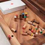 Détails Jeu de cartes et pions rangés dans le coffret Tock en acacia foncé