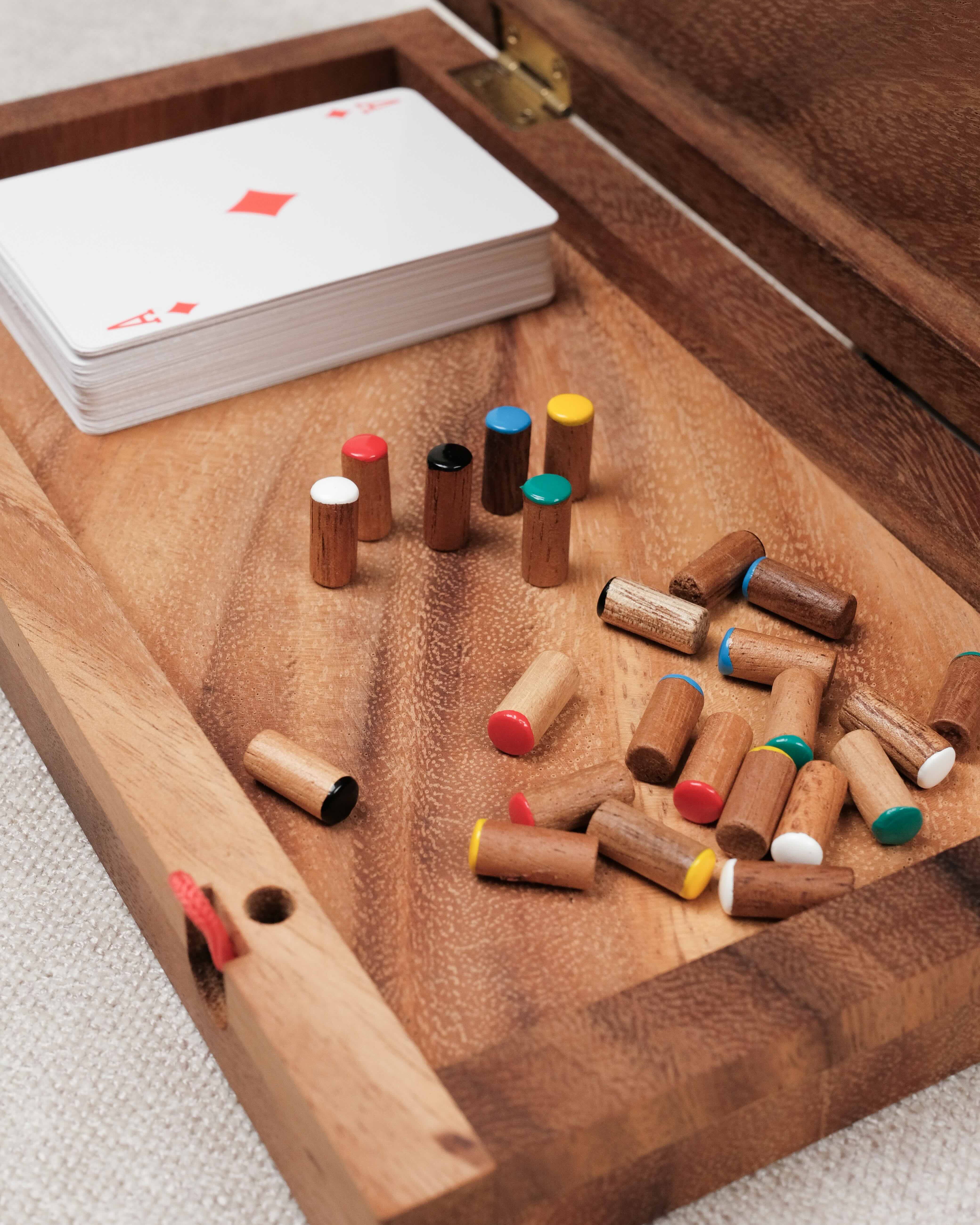 Détails Jeu de cartes et pions rangés dans le coffret Tock en acacia foncé