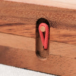 Fermeture pratique du coffret bois avec cordon