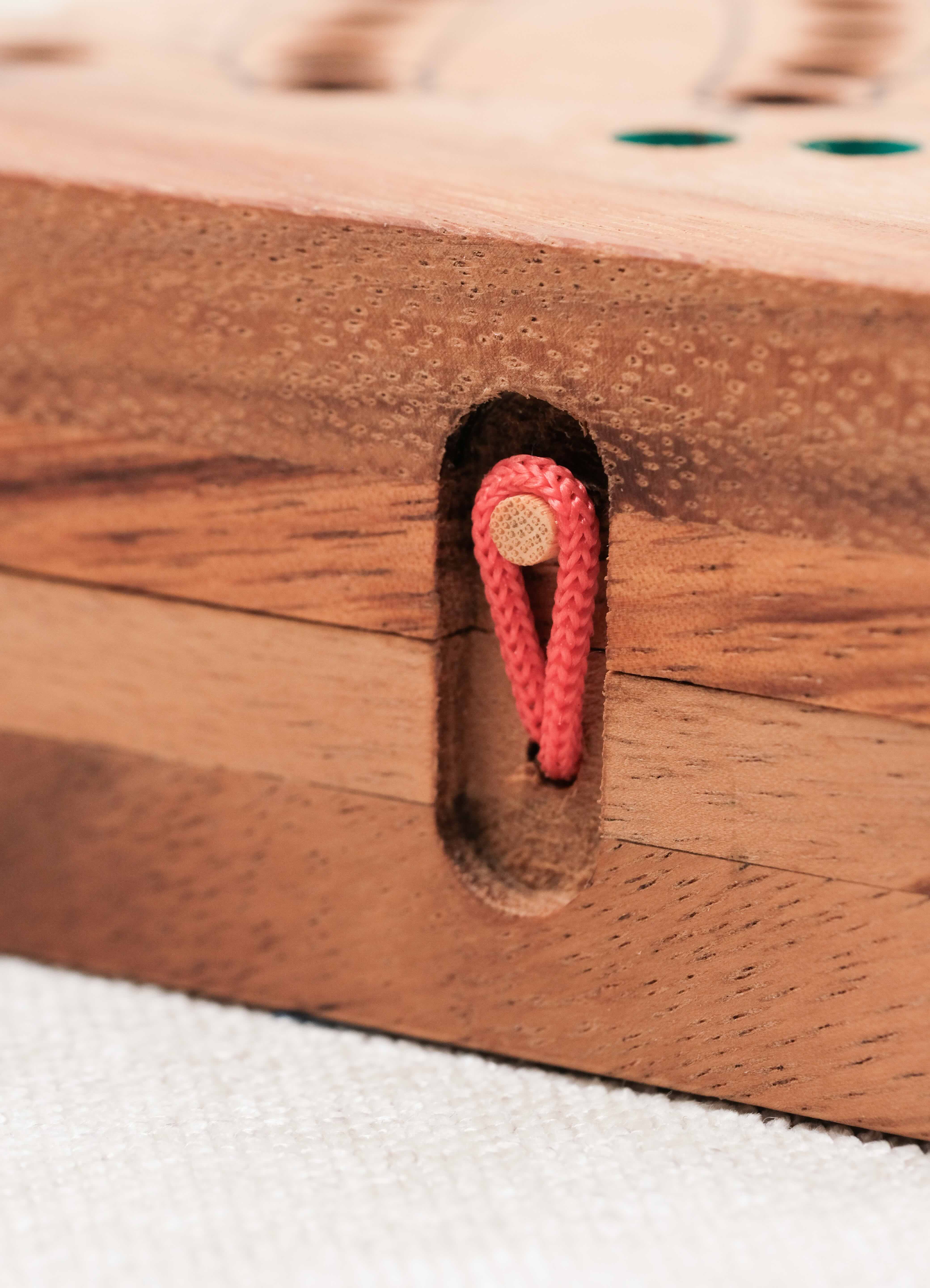 Fermeture pratique du coffret bois avec cordon