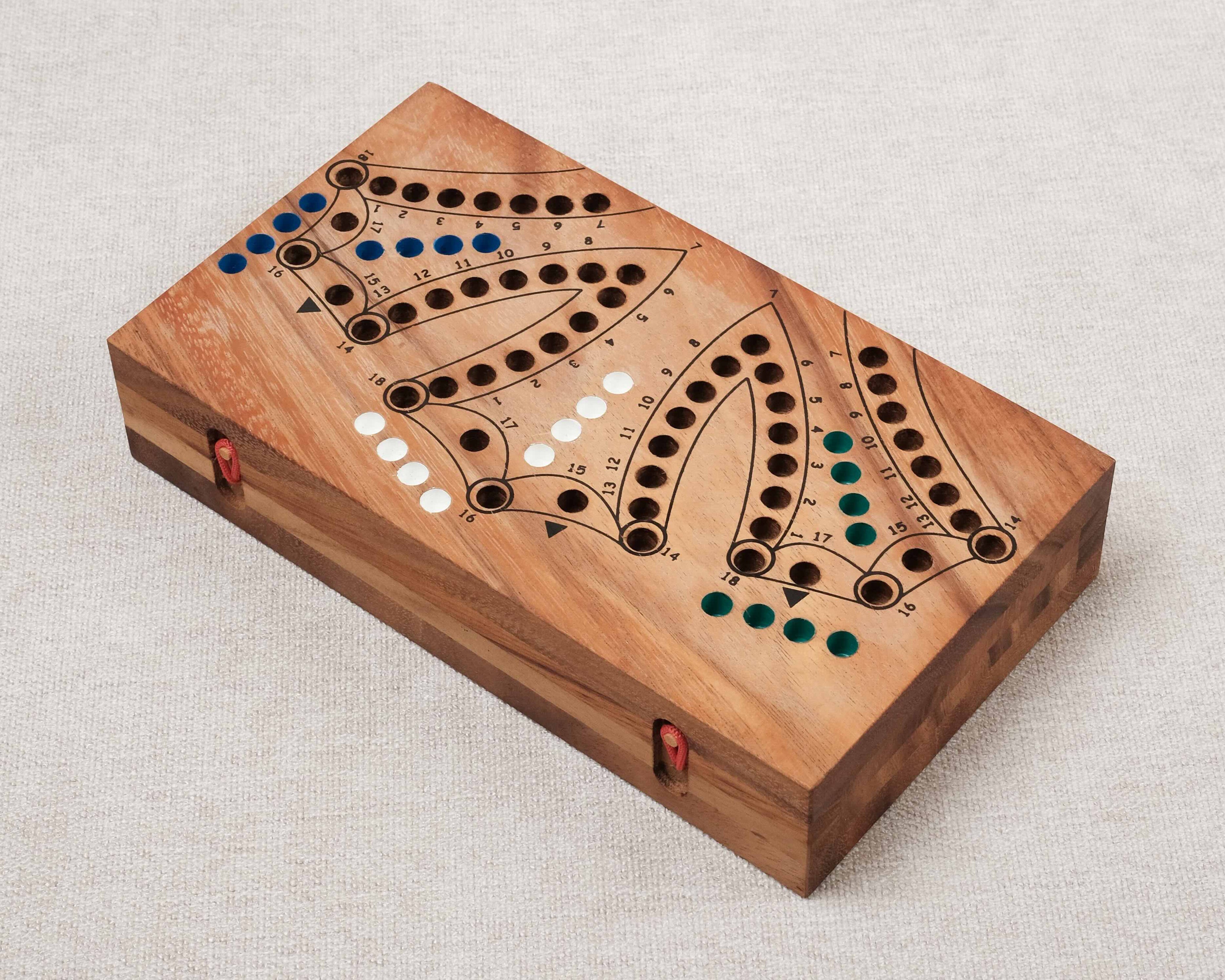 Plateau fermé du jeu de Tock 6 joueurs en bois d’acacia foncé