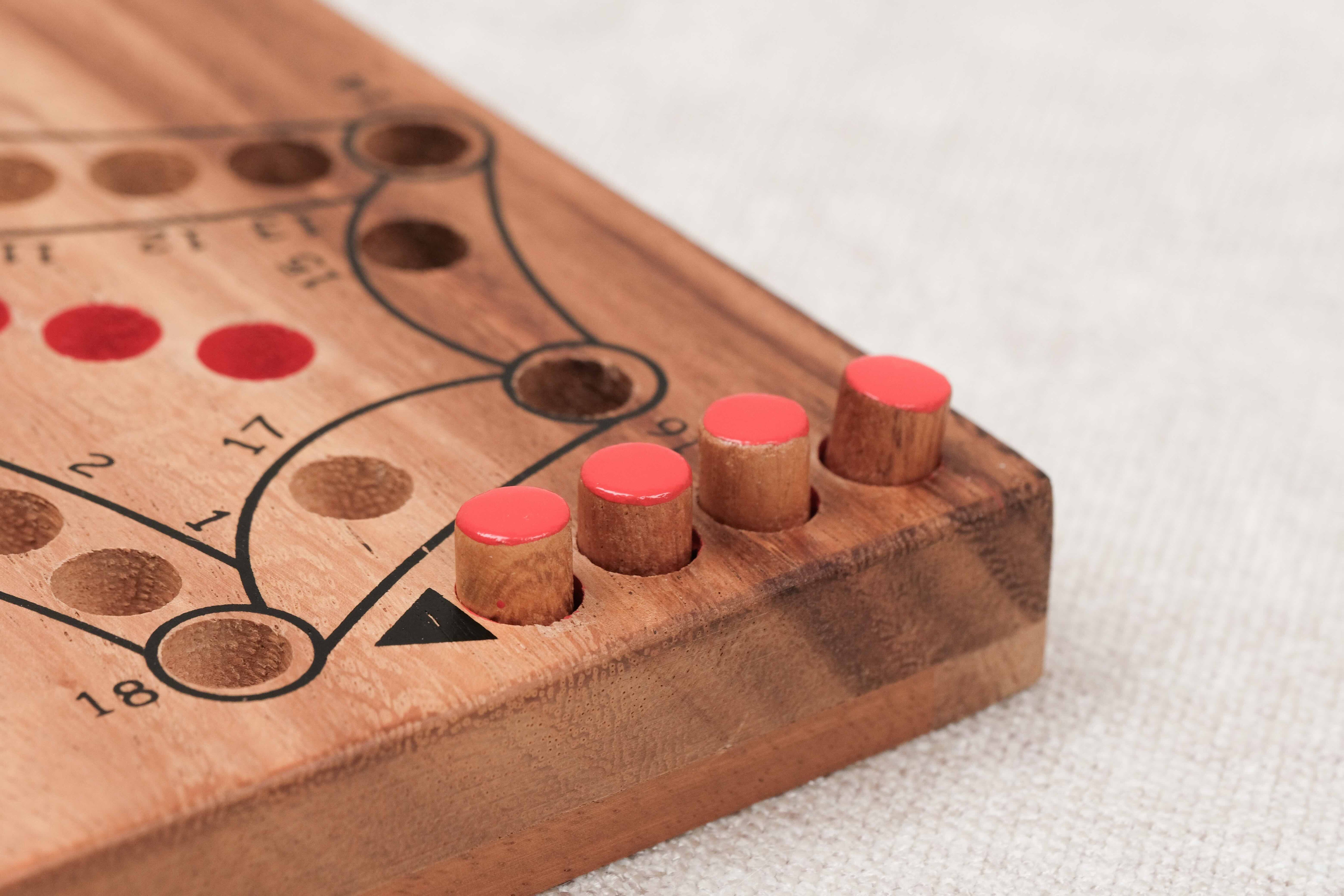 Plateau pions rouge de Tock 4 joueurs sérigraphié en bois foncé