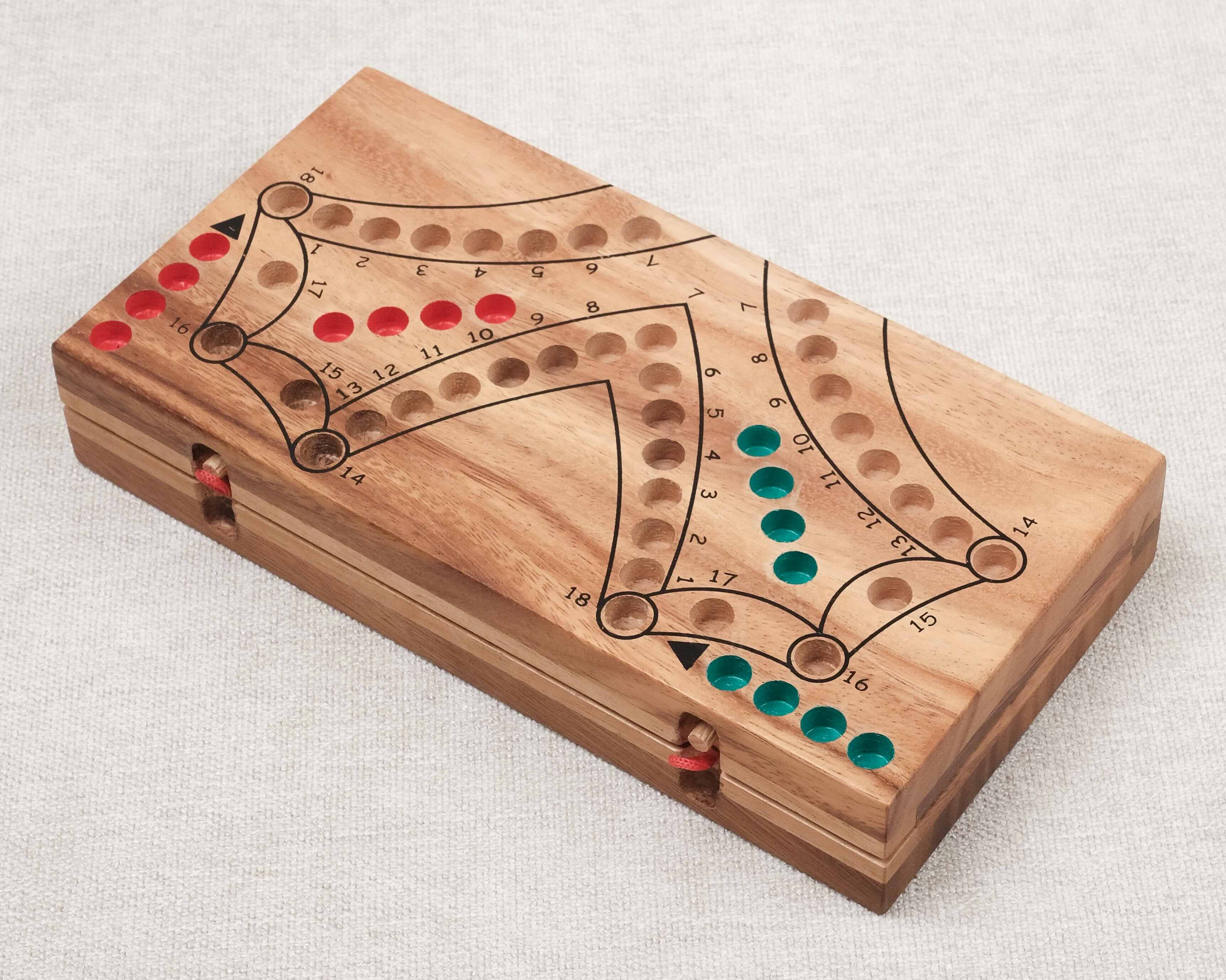 Coffret fermé en bois cartes et pions – Tock 4 - L