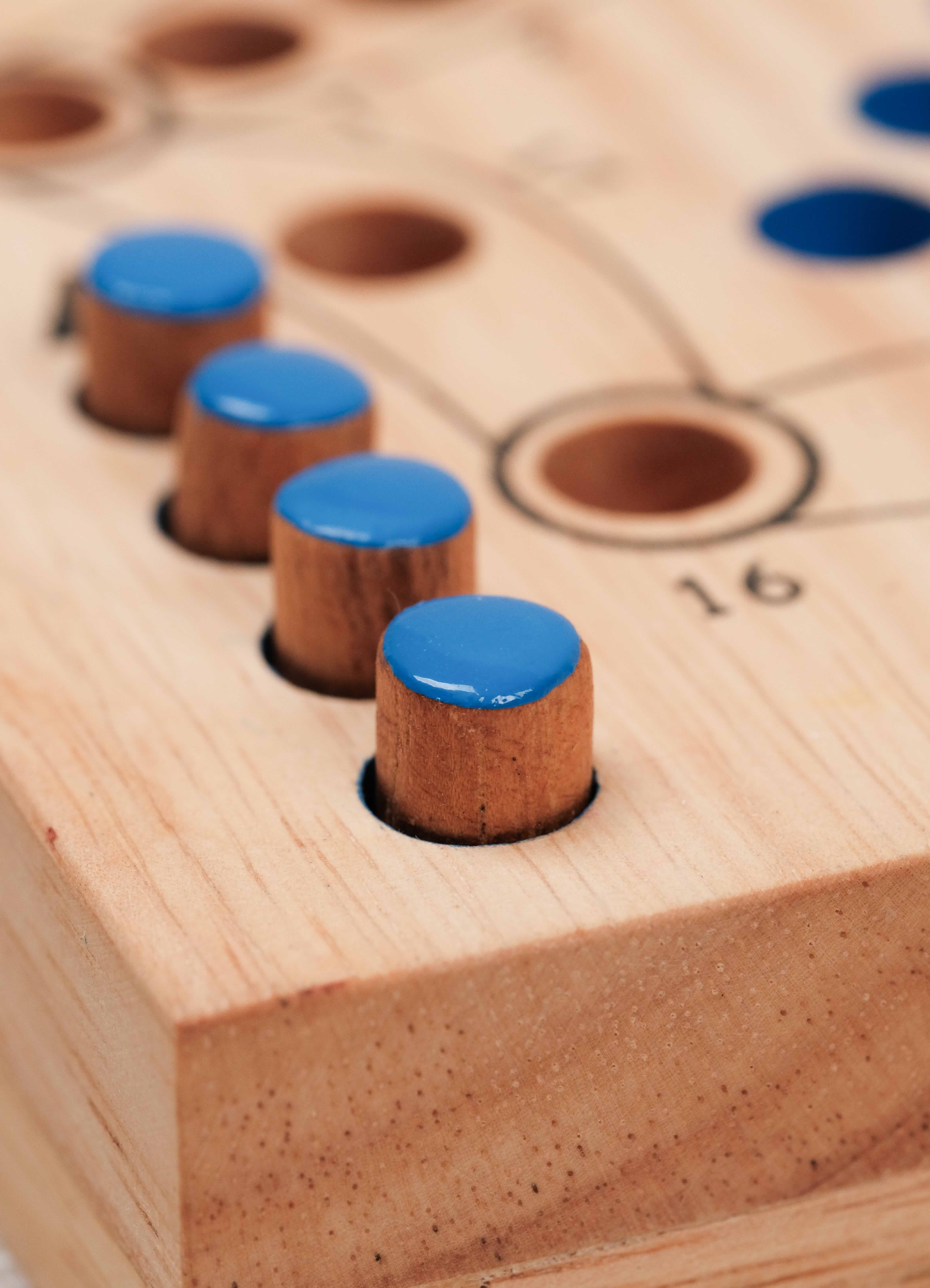 Zoom sur le Jeu de Tock 4 joueurs grand format avec pions colorés