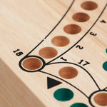 Détail du plateau gravé et des cases du Tock 4 joueurs clair