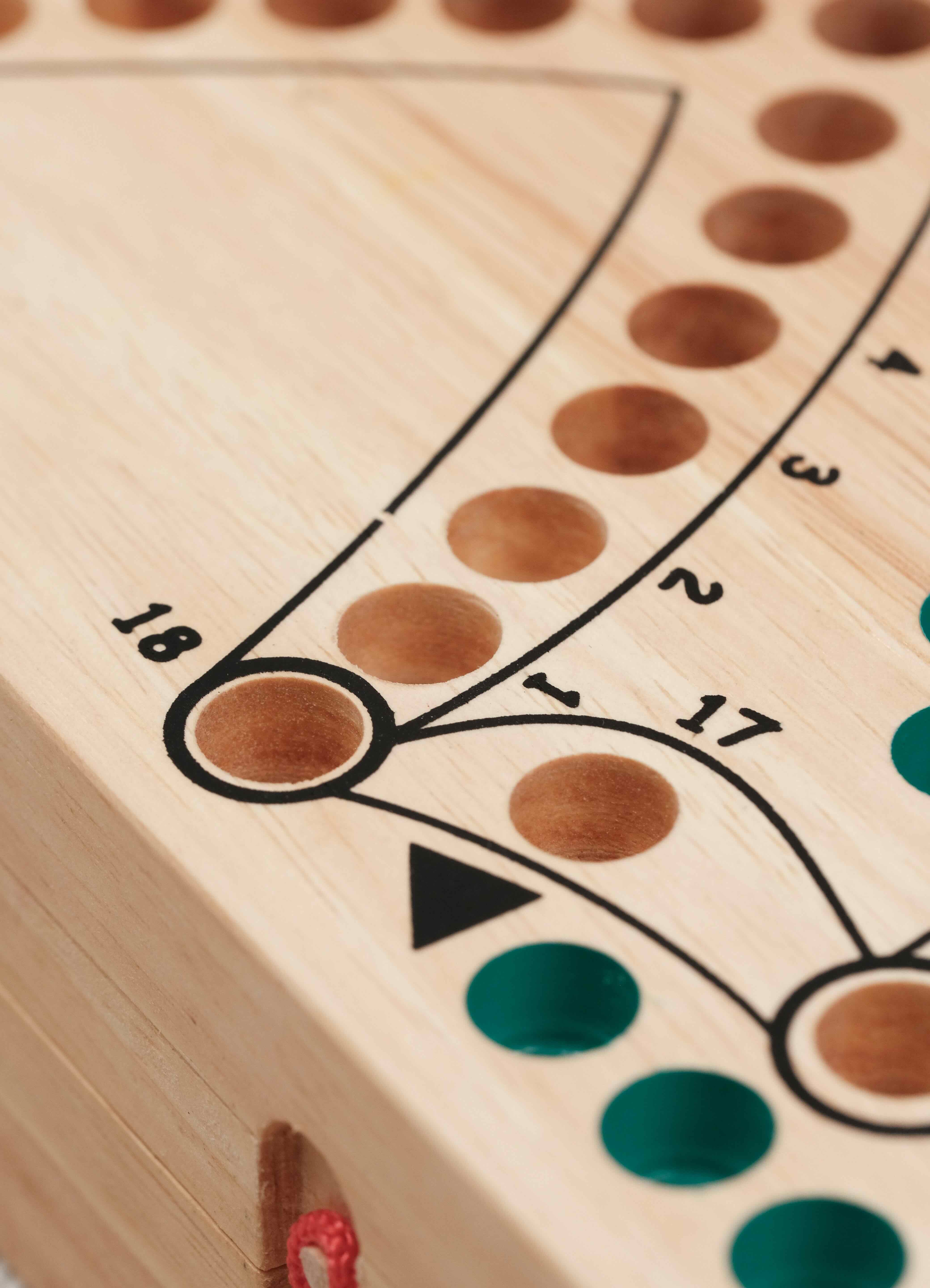 Détail du plateau gravé et des cases du Tock 4 joueurs clair