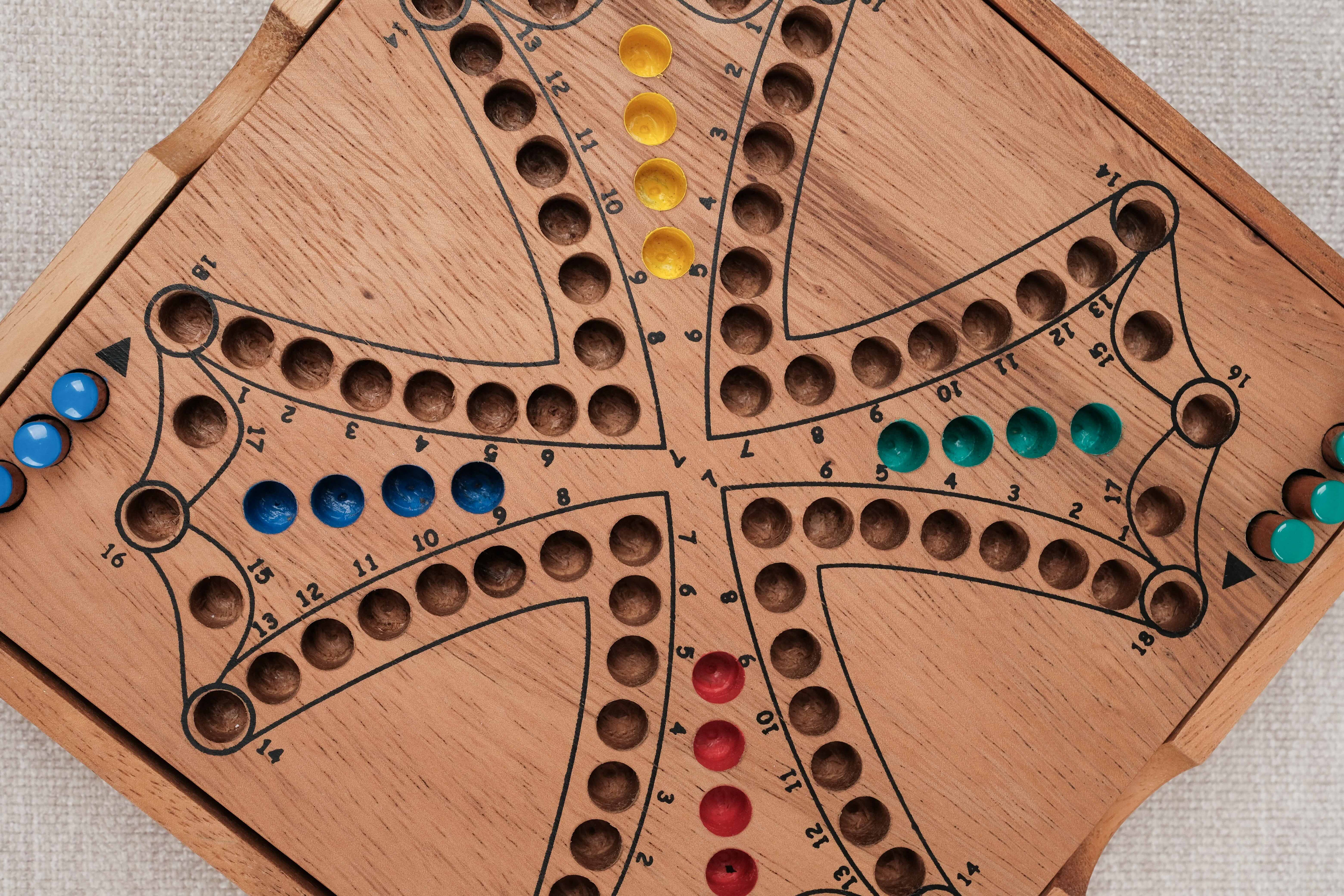 Vue rapprochée du plateau gravé et sérigraphié – Tock 4 joueurs