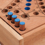 Vue rapprochée des pions bleu et du plateau gravé et sérigraphié – Tock 4 joueurs
