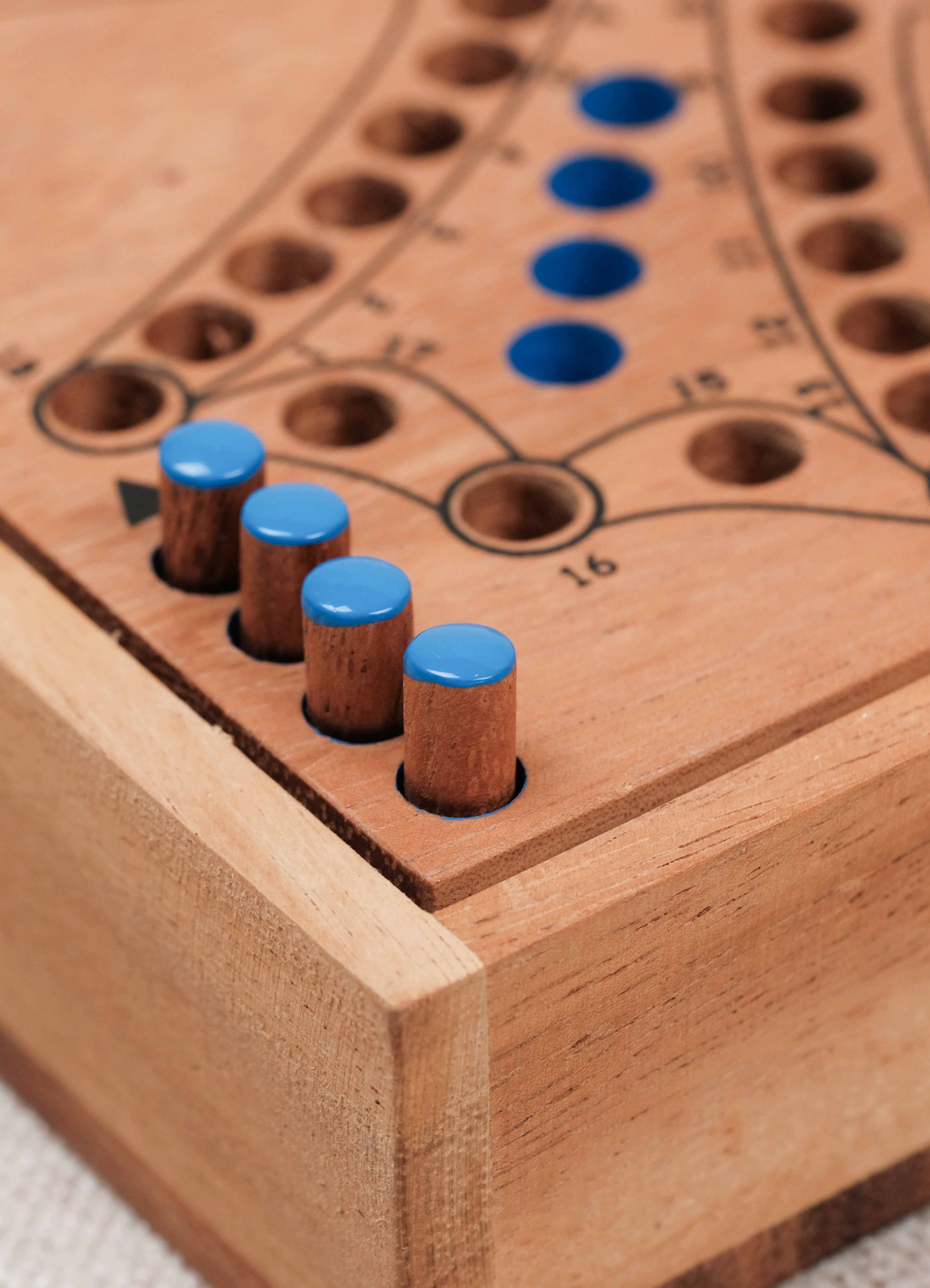 Vue rapprochée des pions bleu et du plateau gravé et sérigraphié – Tock 4 joueurs