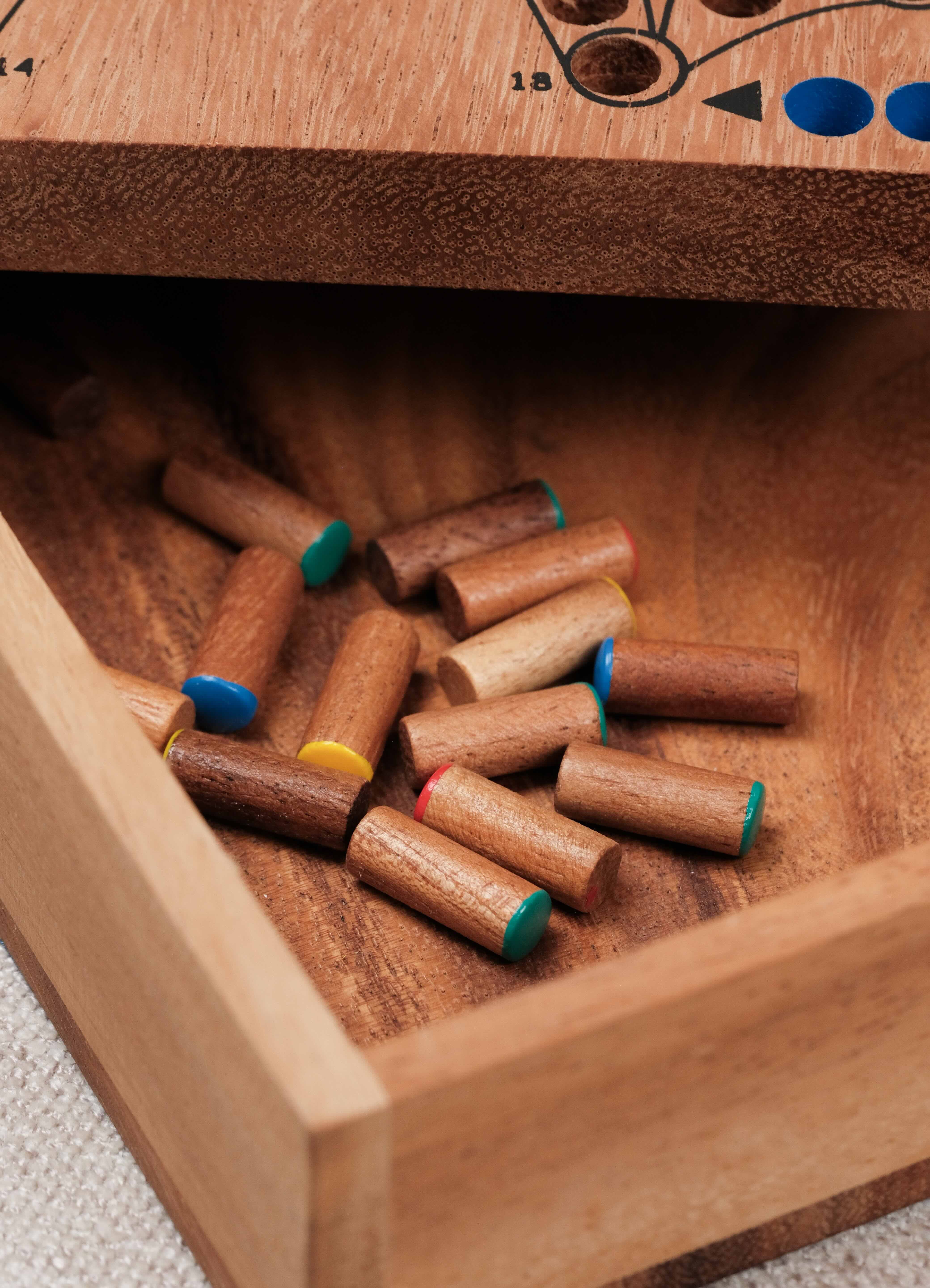 Coffret refermable pratique pour le rangement des pions et cartes