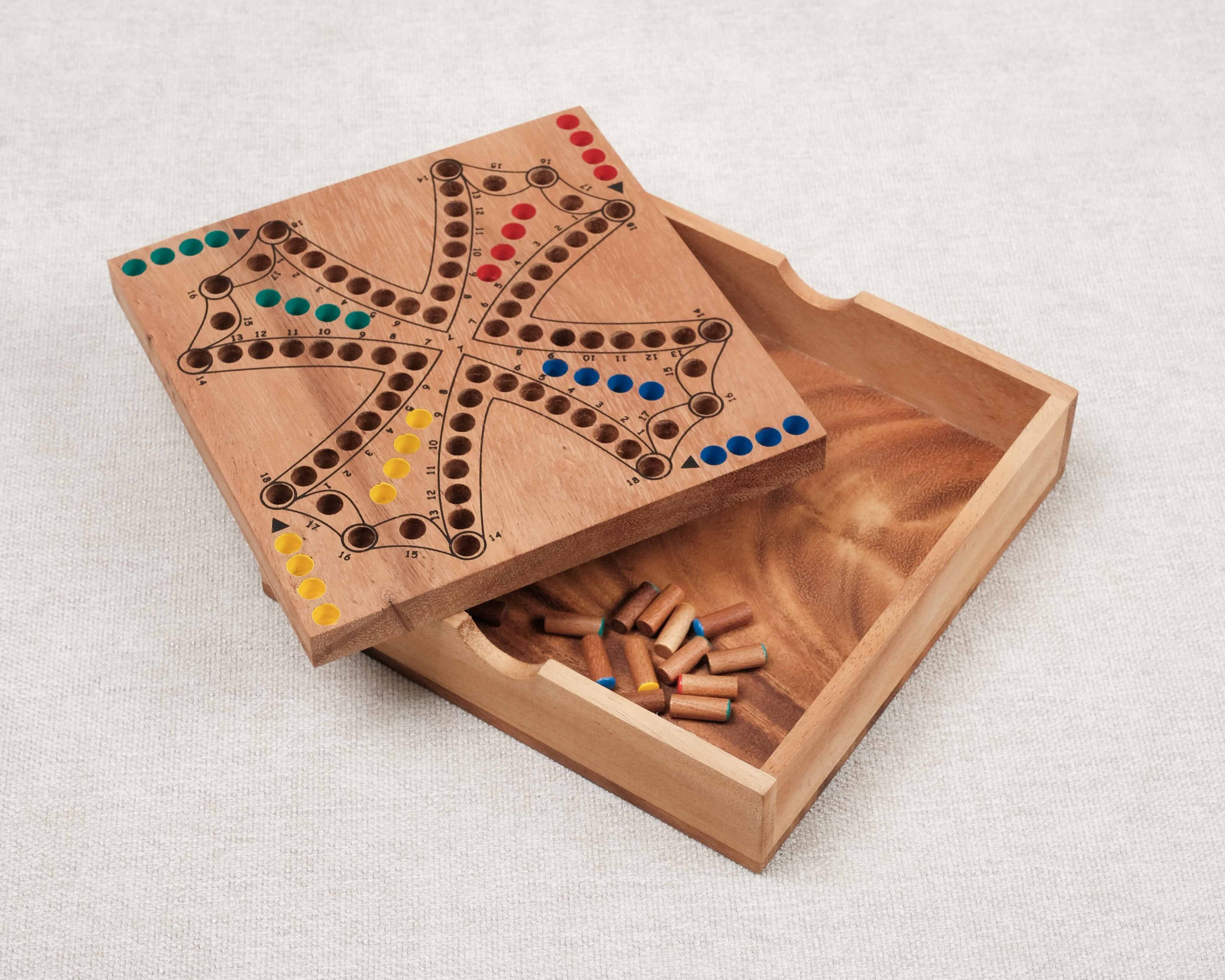 TOCK 4 joueurs version coffret bois ouvert avec pions