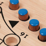 Détail des cases gravées avec pions bleu inserés sur le plateau Tock XL clair