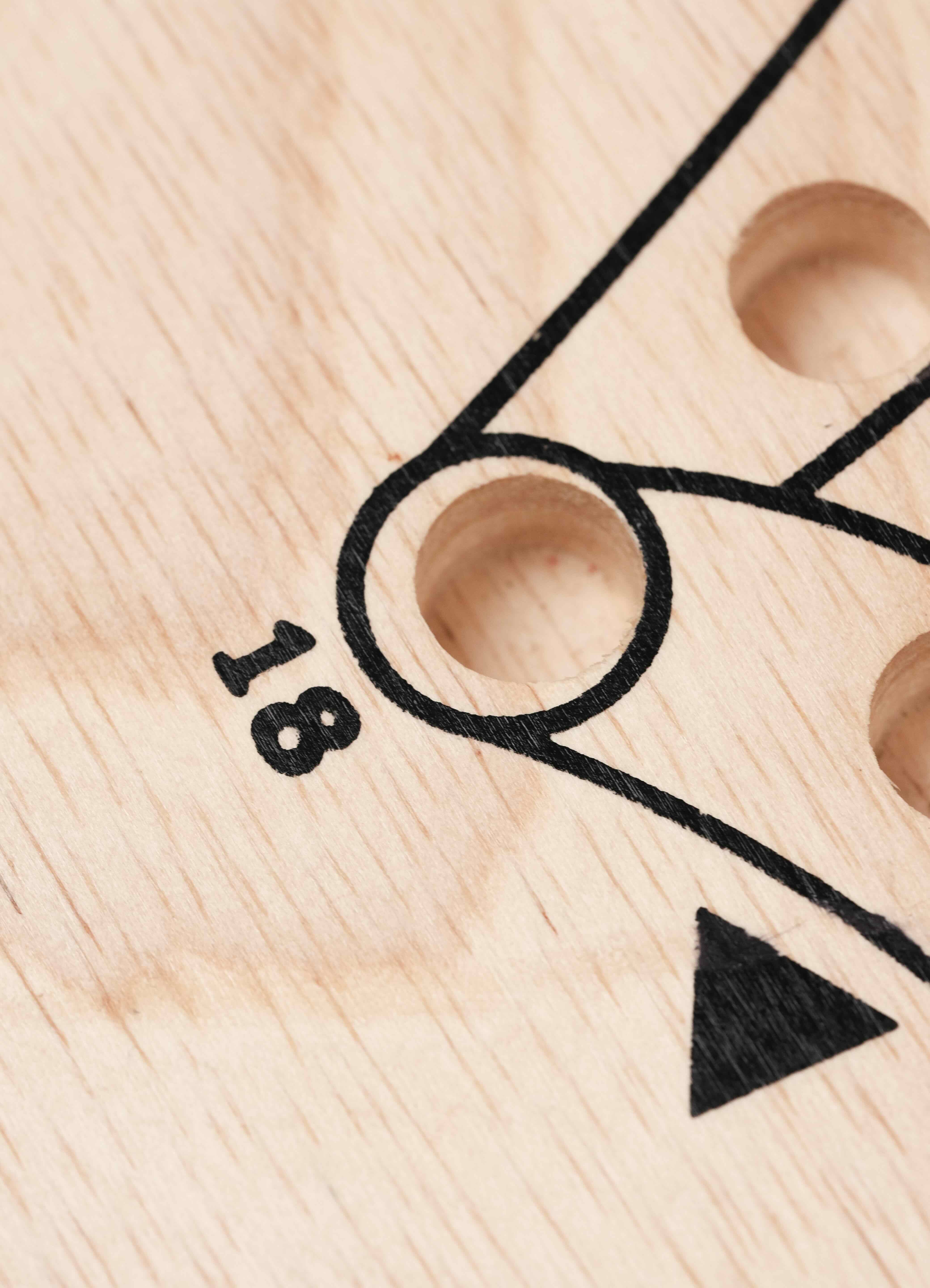 Détail du plateau gravé et des cases du Tock 4 joueurs clair