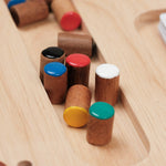 Détail intérieur de pions colorés du plateau Tock XL clair