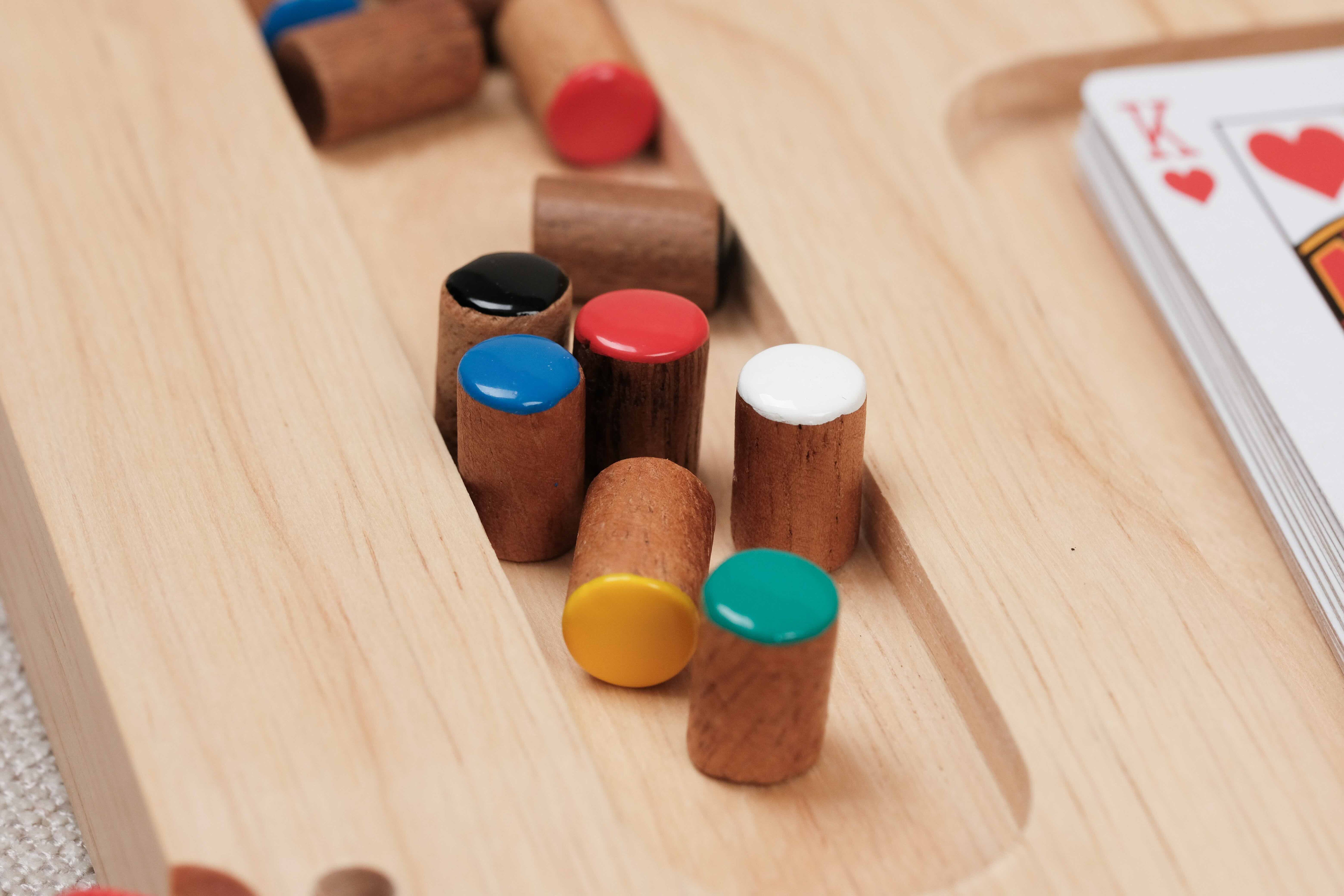 Détail intérieur de pions colorés du plateau Tock XL clair