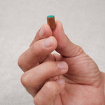 Pions en acacia vert tenu dans un main du jeu de tock (toc) 6