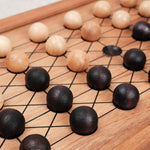 Gros plan sur le Fanorona en cours de partie