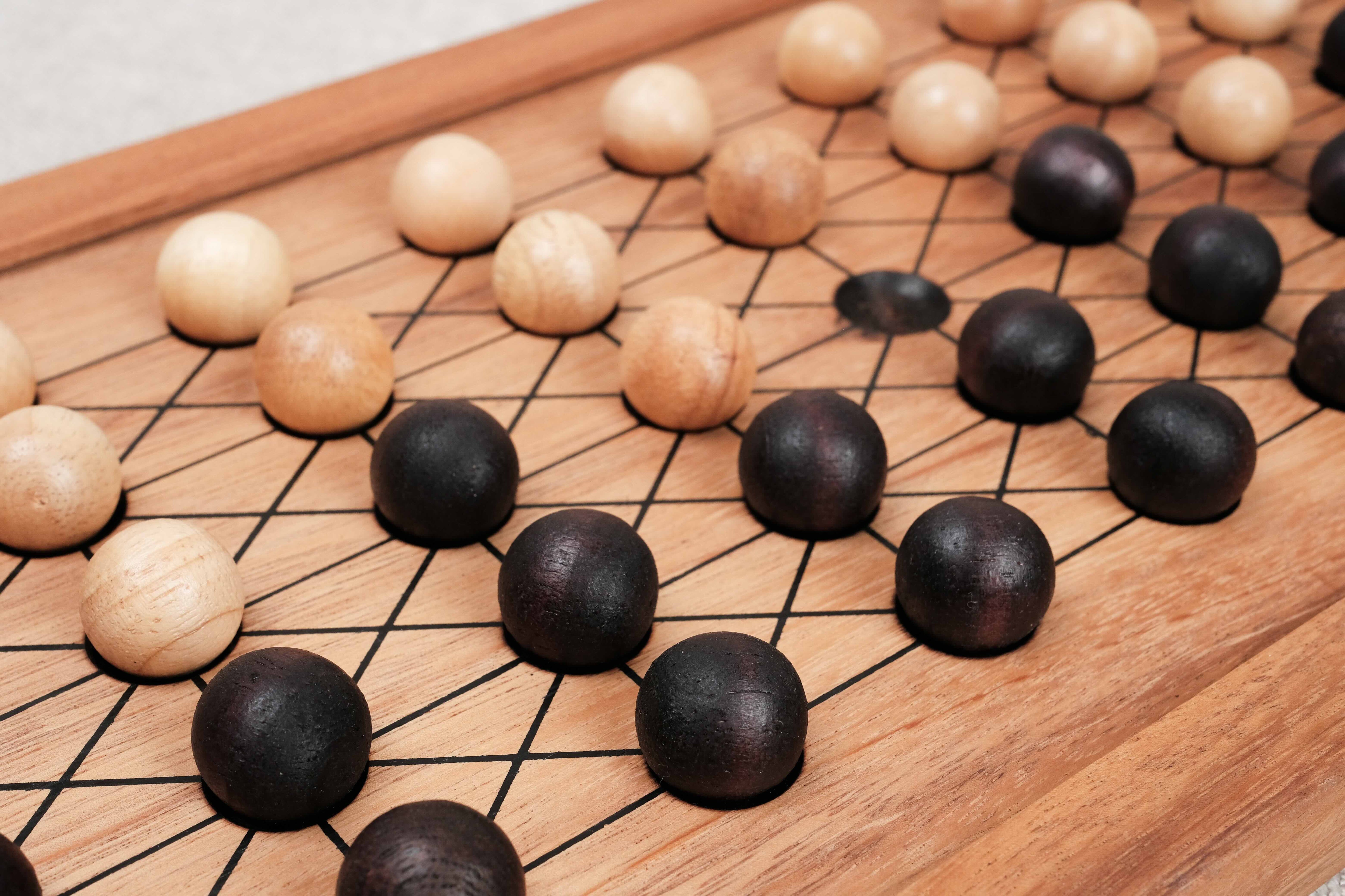 Gros plan sur le Fanorona en cours de partie