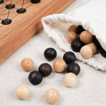 Pions en bois du Fanorona sortis avec leur pochette de rangement