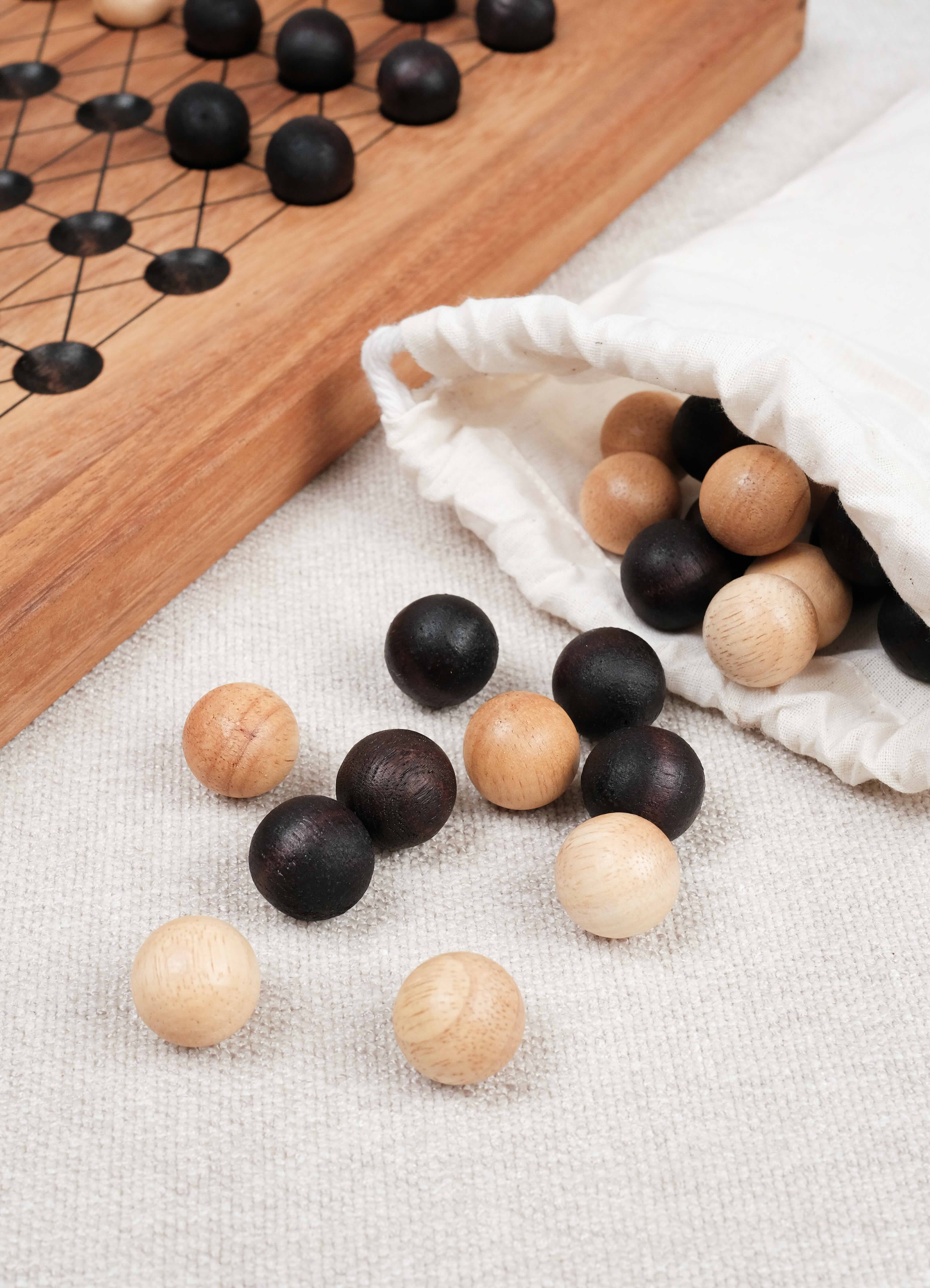 Pions en bois du Fanorona sortis avec leur pochette de rangement