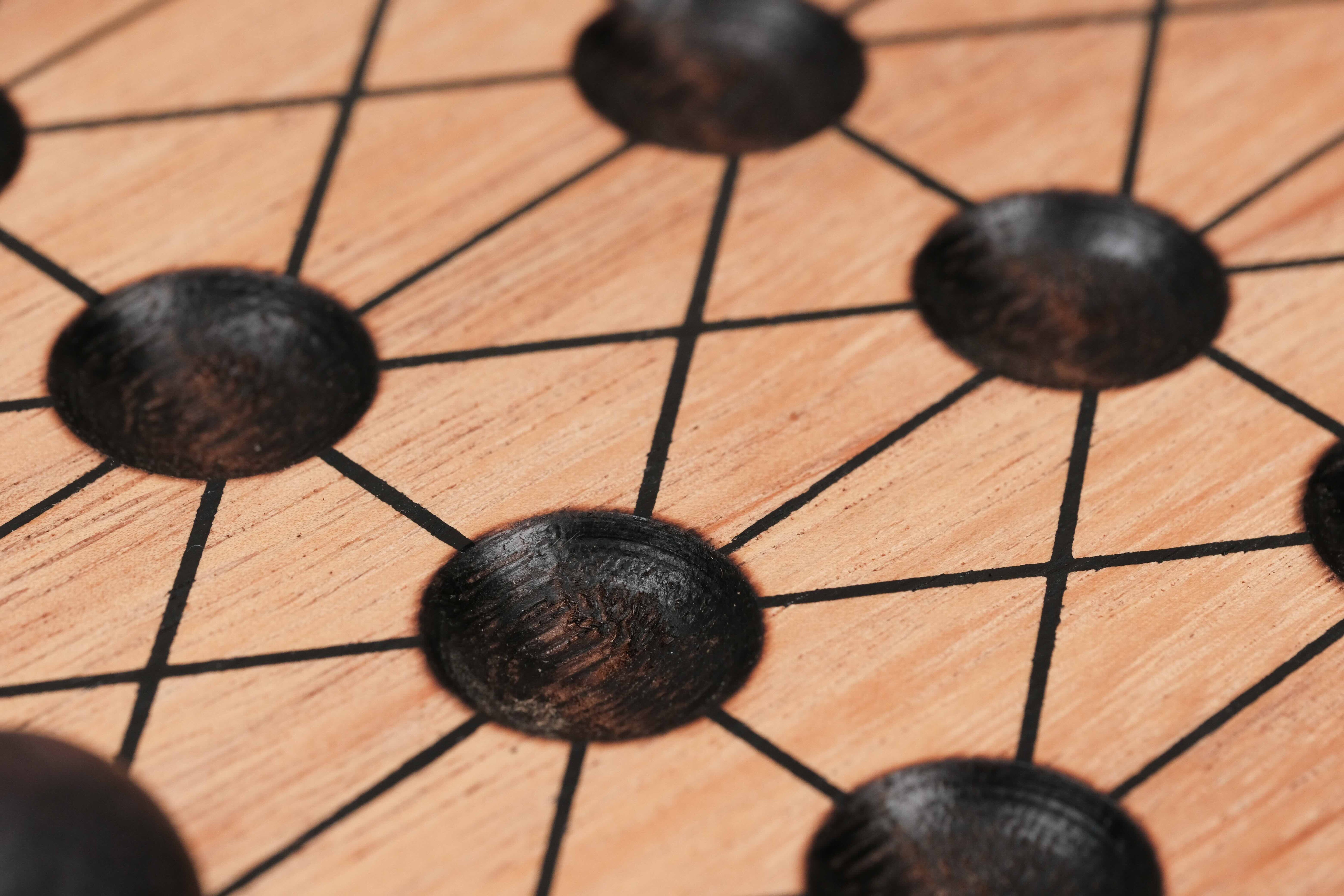 Détail des intersections gravées du plateau Fanorona