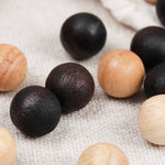 Billes en bois claires et foncées du jeu Fanorona