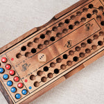 Plateau gravé avec piste et obstacles – La Course de Chevaux en bois