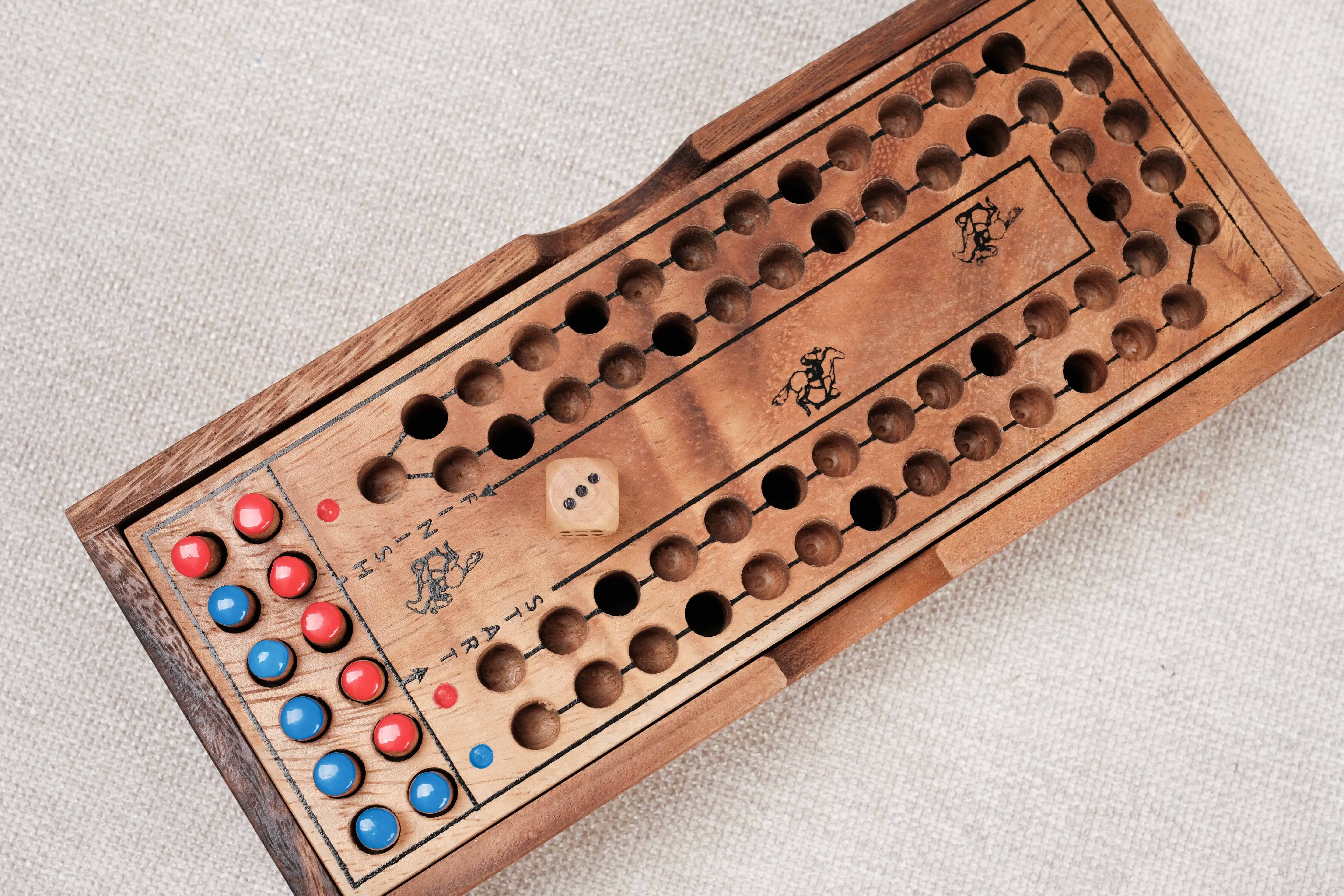 Plateau gravé avec piste et obstacles – La Course de Chevaux en bois