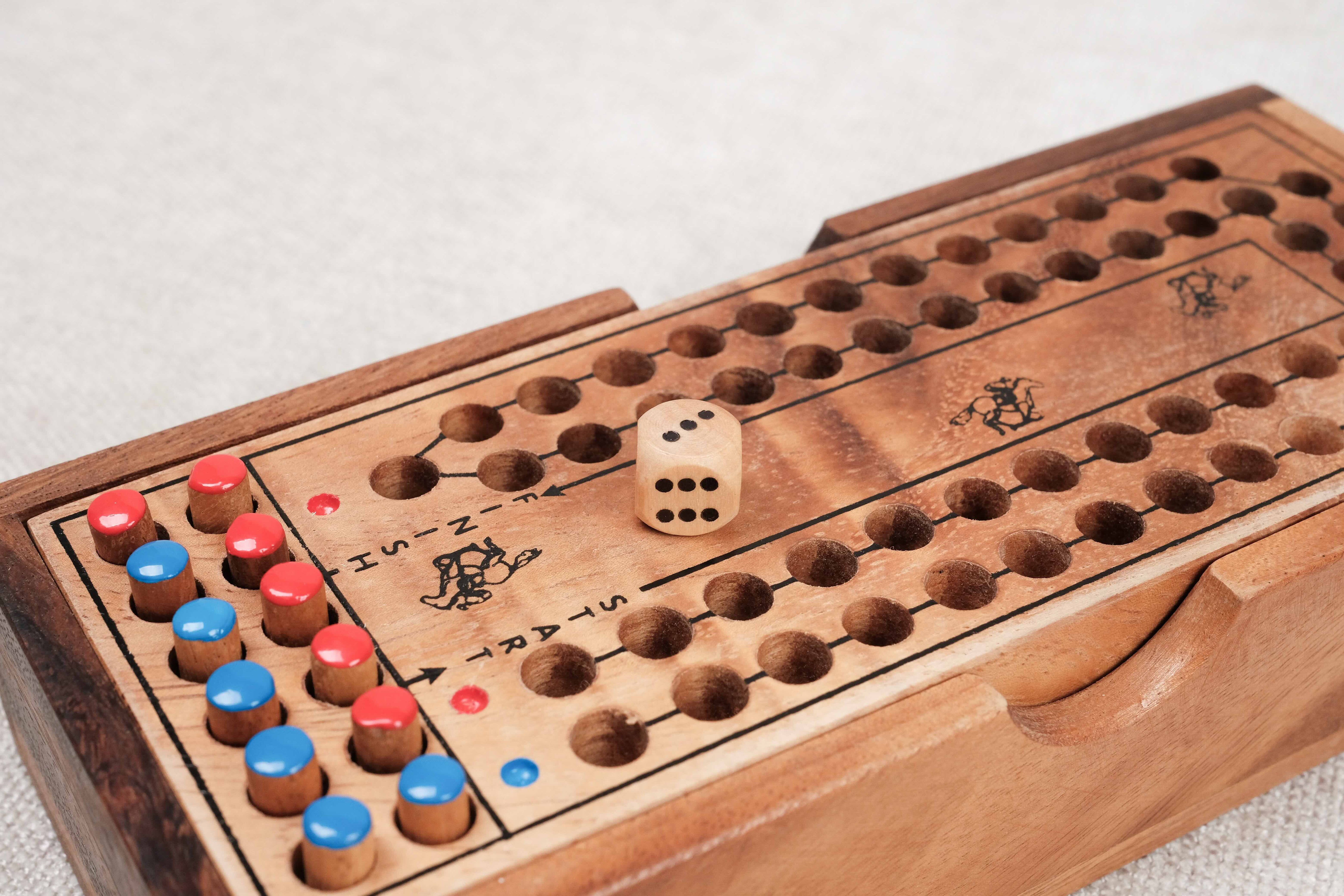 Plateau de jeu course de chevaux avec pions colorés et dé