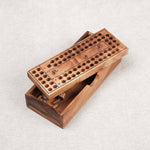 Coffret compact ouvert avec rangement intégré pour pions et dé