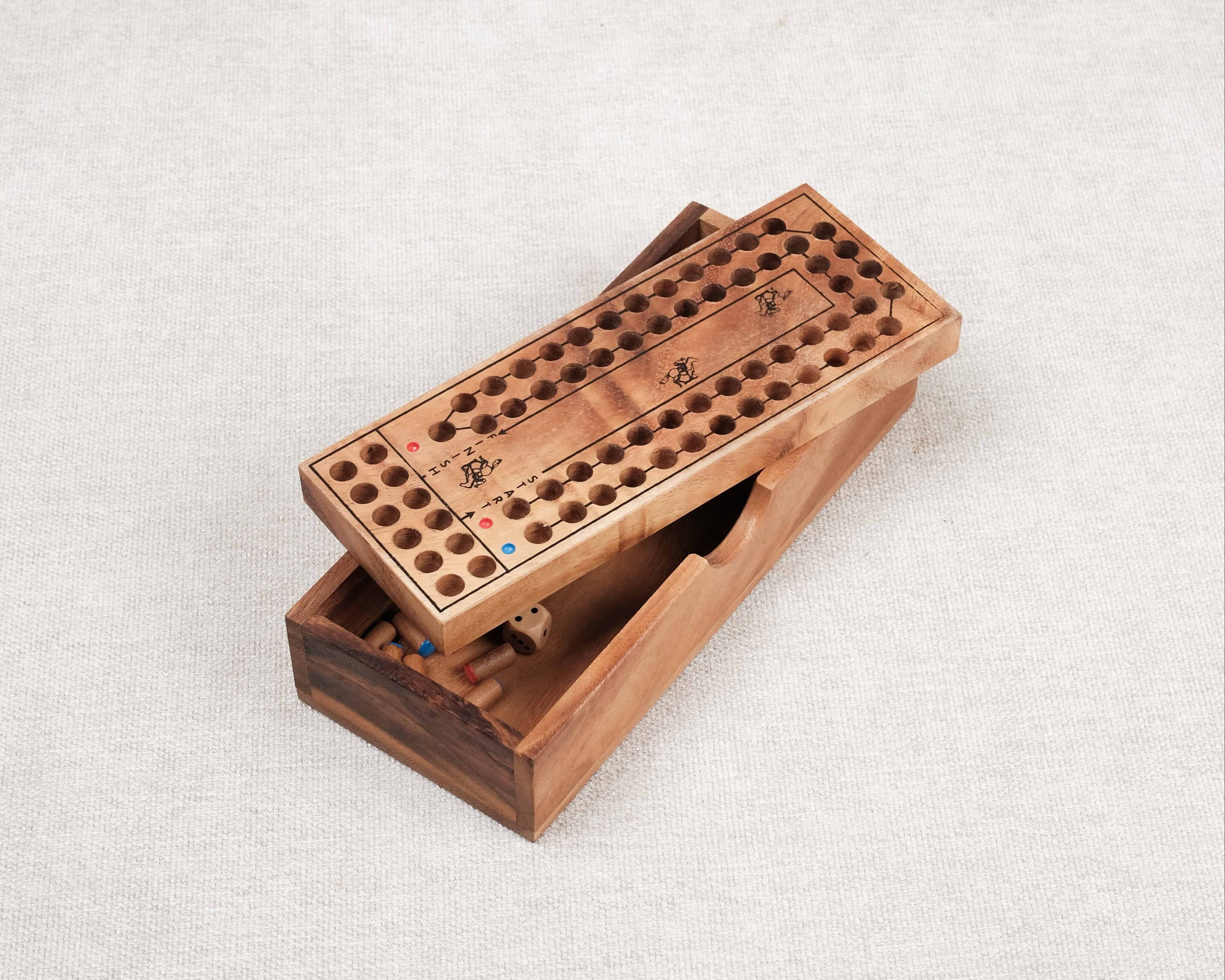 Coffret compact ouvert avec rangement intégré pour pions et dé