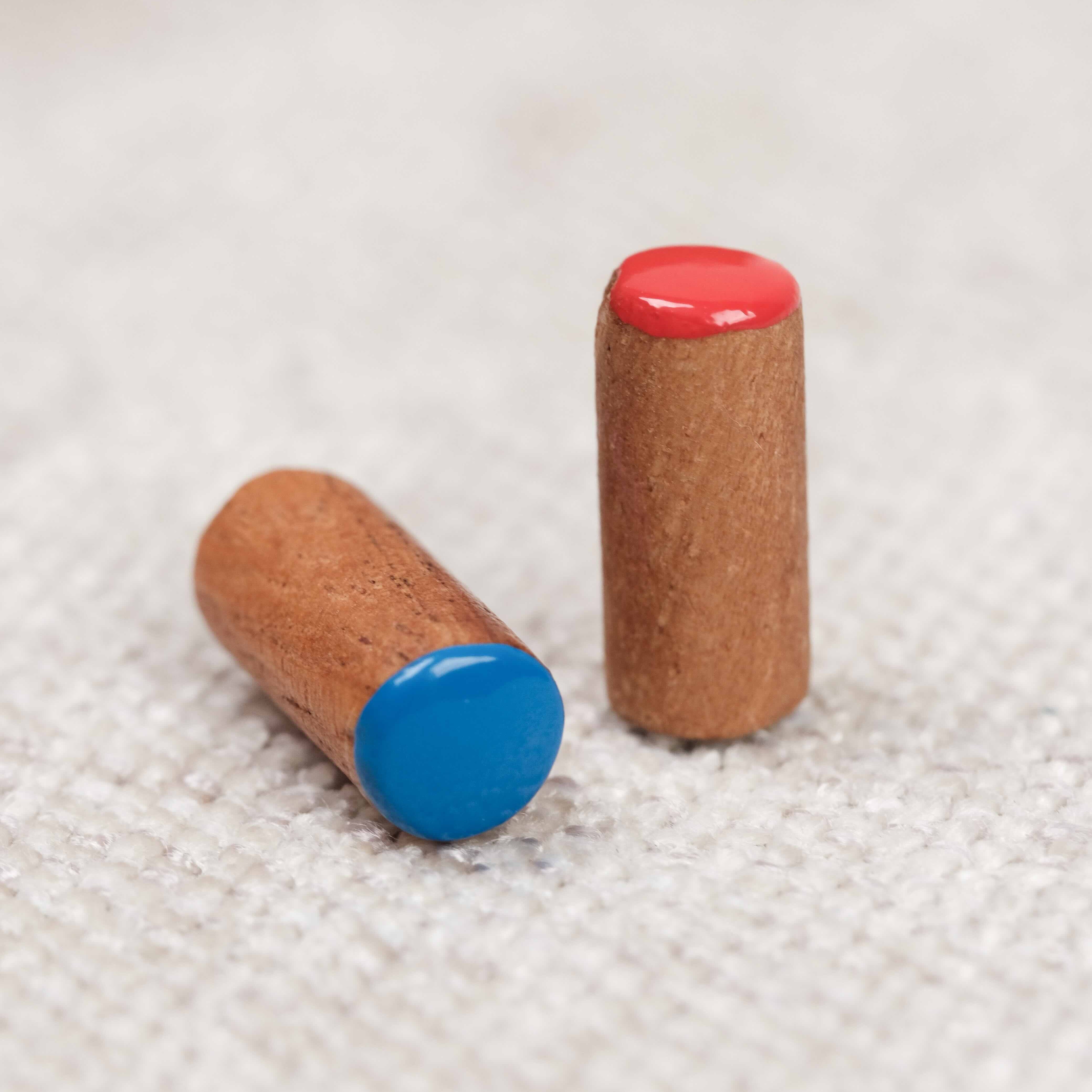 Pion bleu et rouge en bois pour La Course de Chevaux