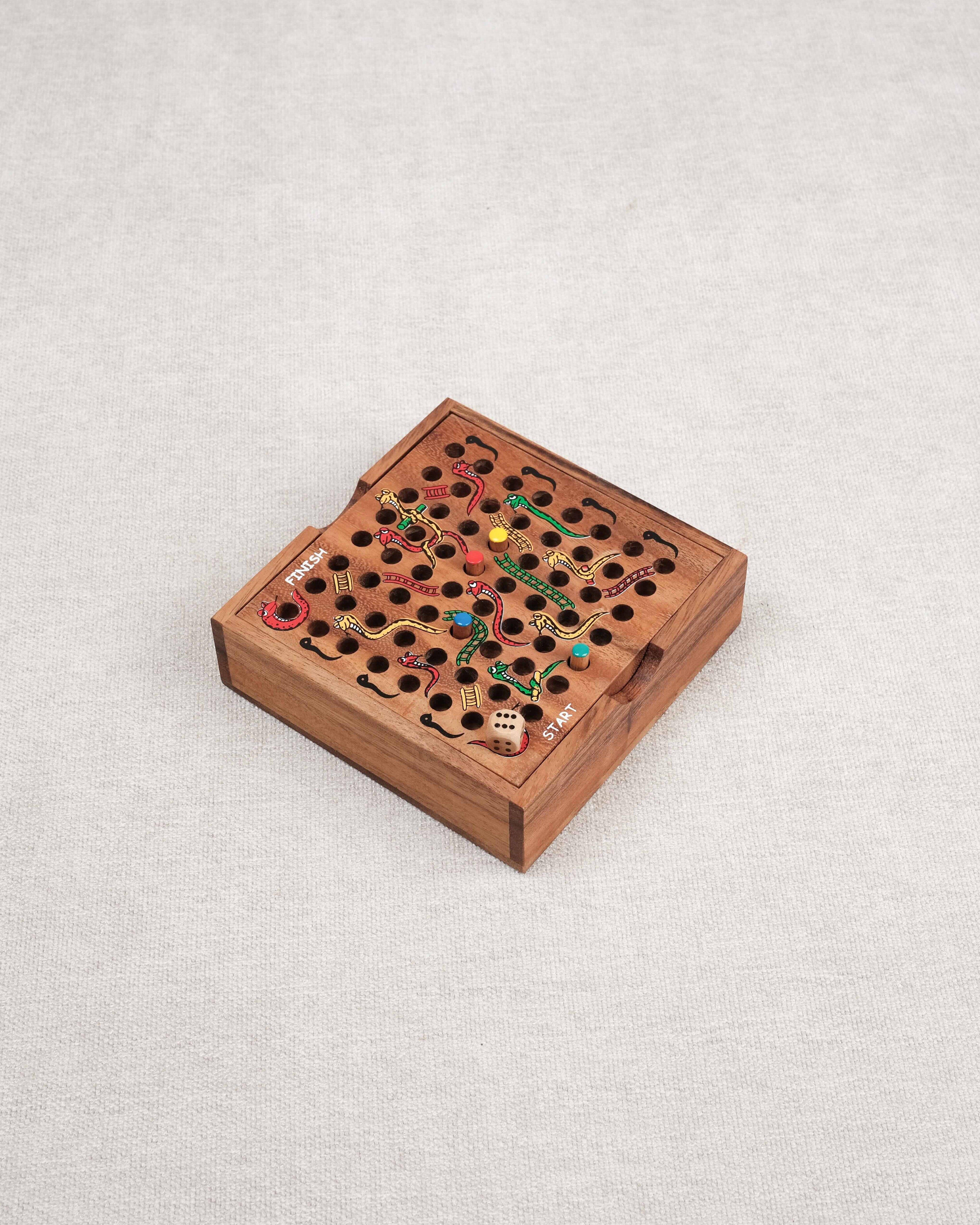 Coffret compact en bois Serpents et Échelles fermé