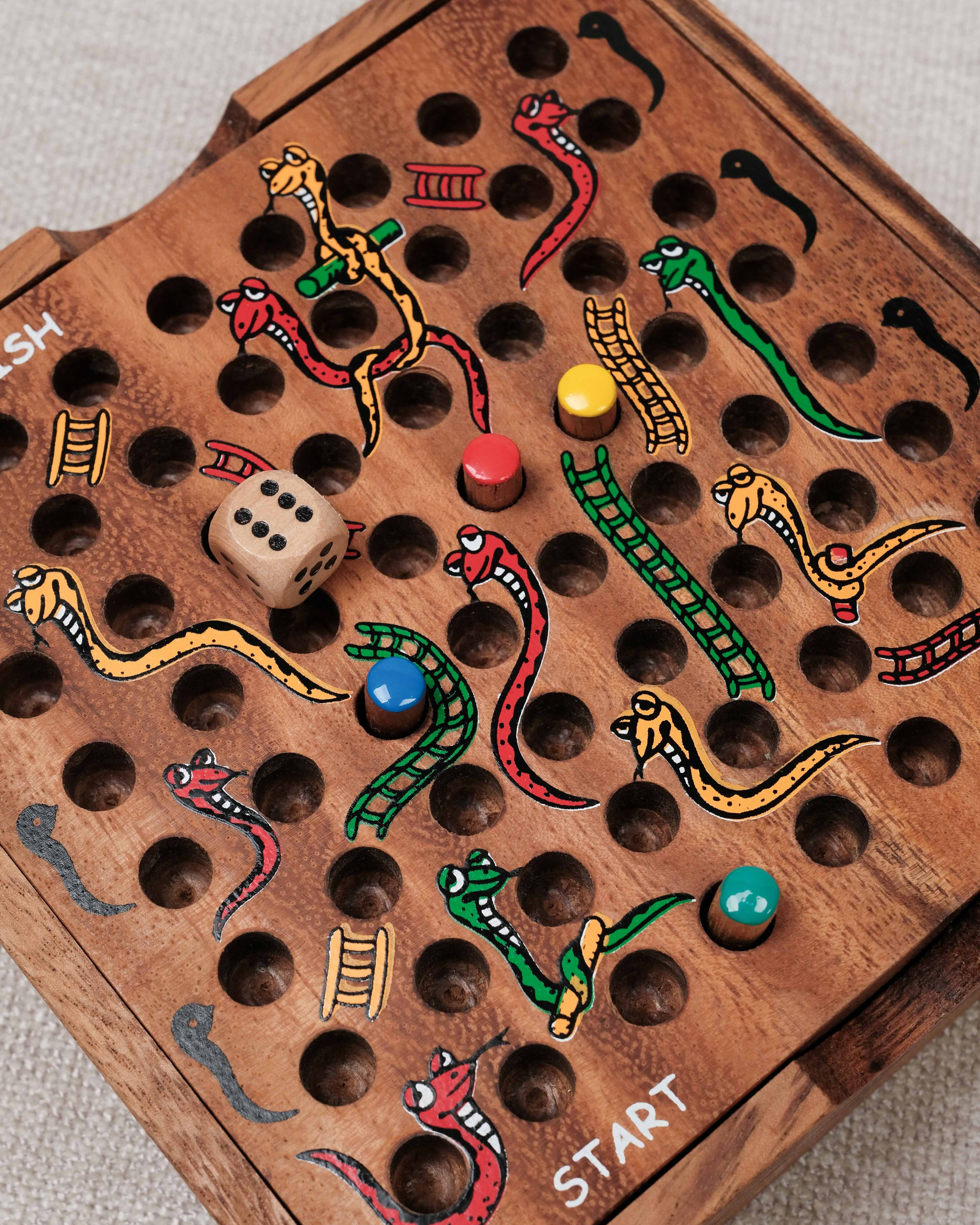 Plateau de jeu sérigraphié Serpents et Échelles avec pions colorés