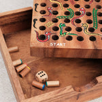 Gros plan sur le dé en bois Hévéa dans coffret