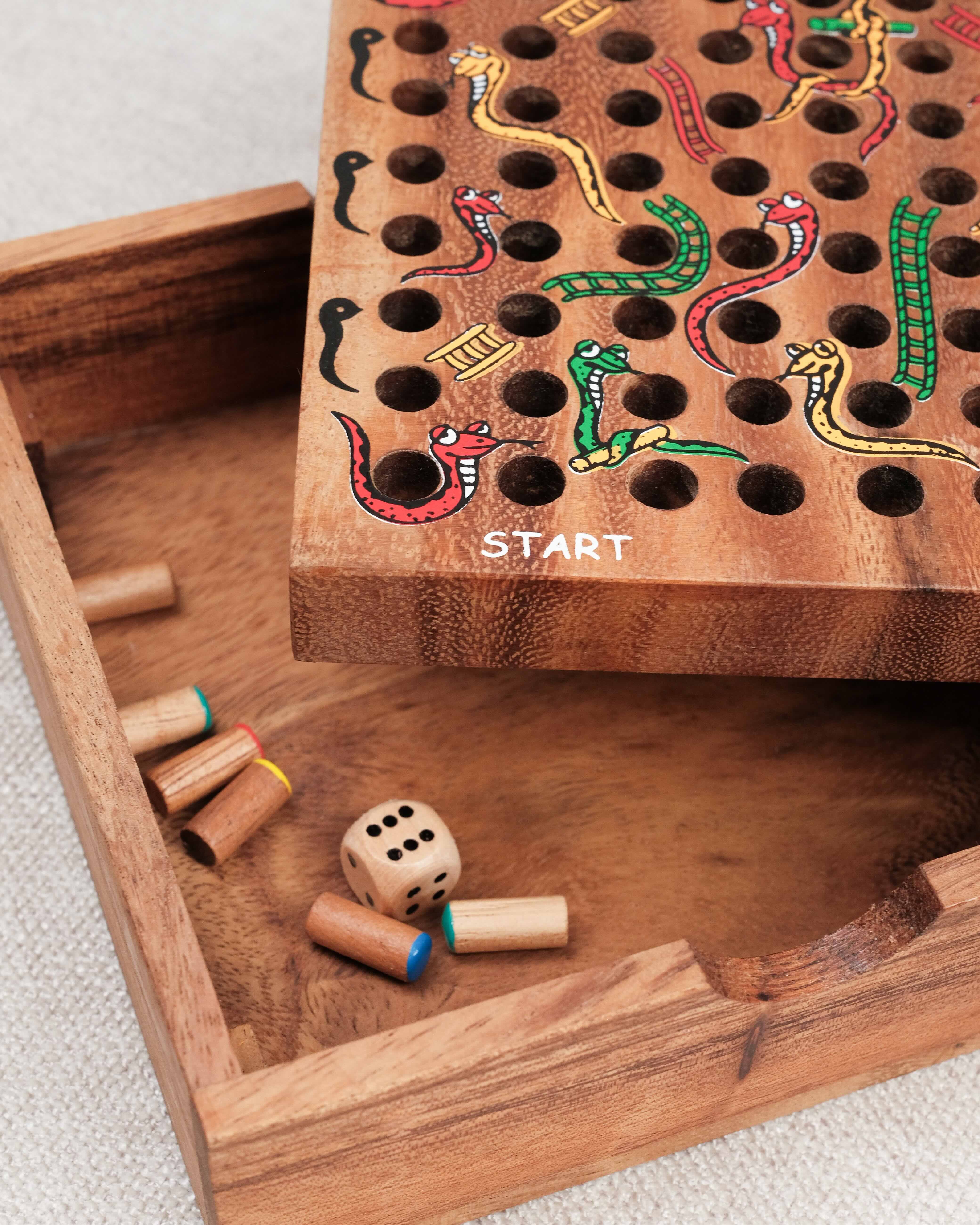 Gros plan sur le dé en bois Hévéa dans coffret