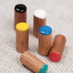 Zoom sur les pions colorés sérigraphiés en bois