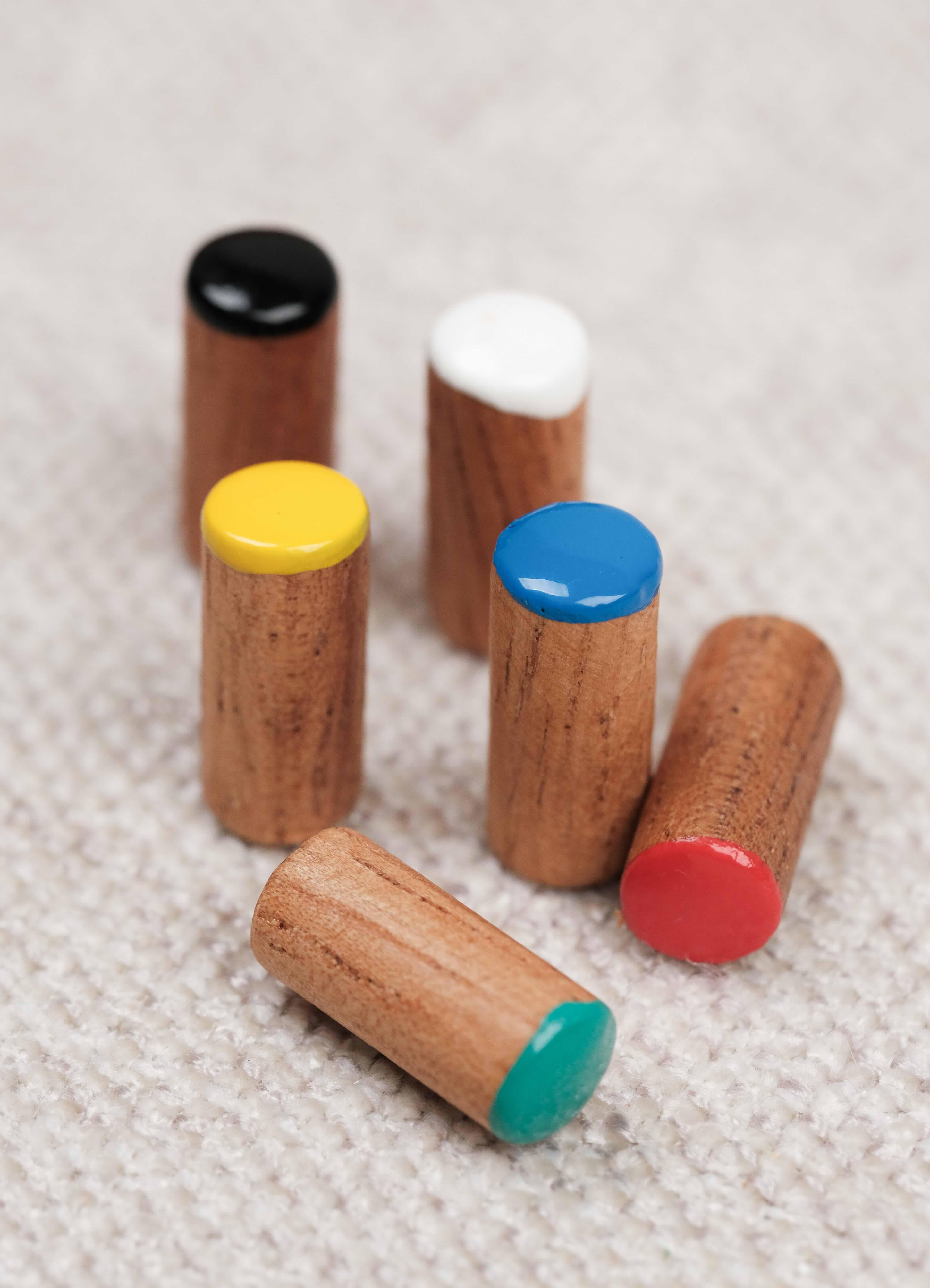 Zoom sur les pions colorés sérigraphiés en bois