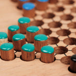 Gros plan sur les pions colorés sérigraphiés en bois