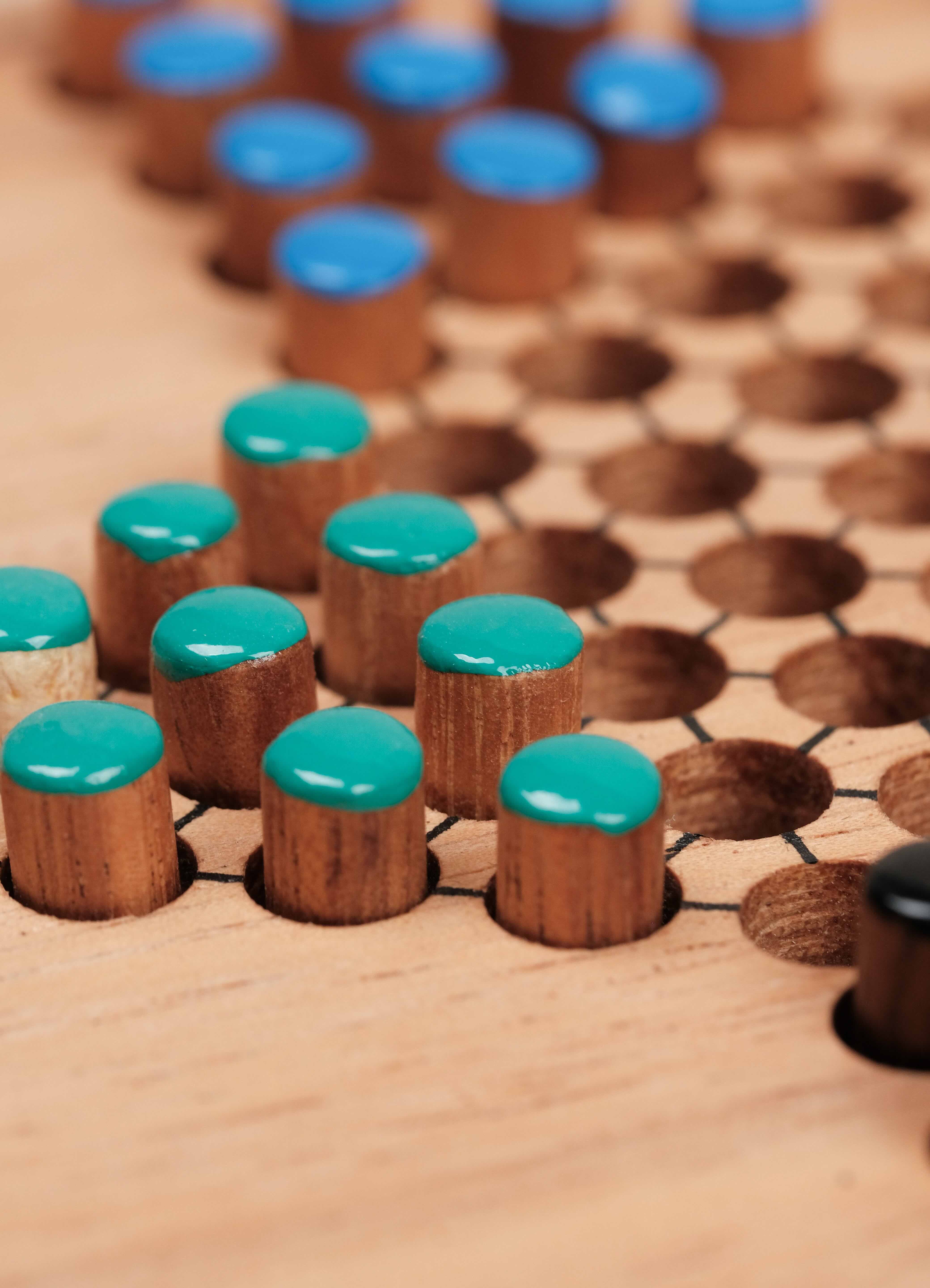 Gros plan sur les pions colorés sérigraphiés en bois