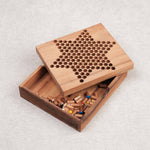 Coffret en bois avec rangement intégré pour les pions