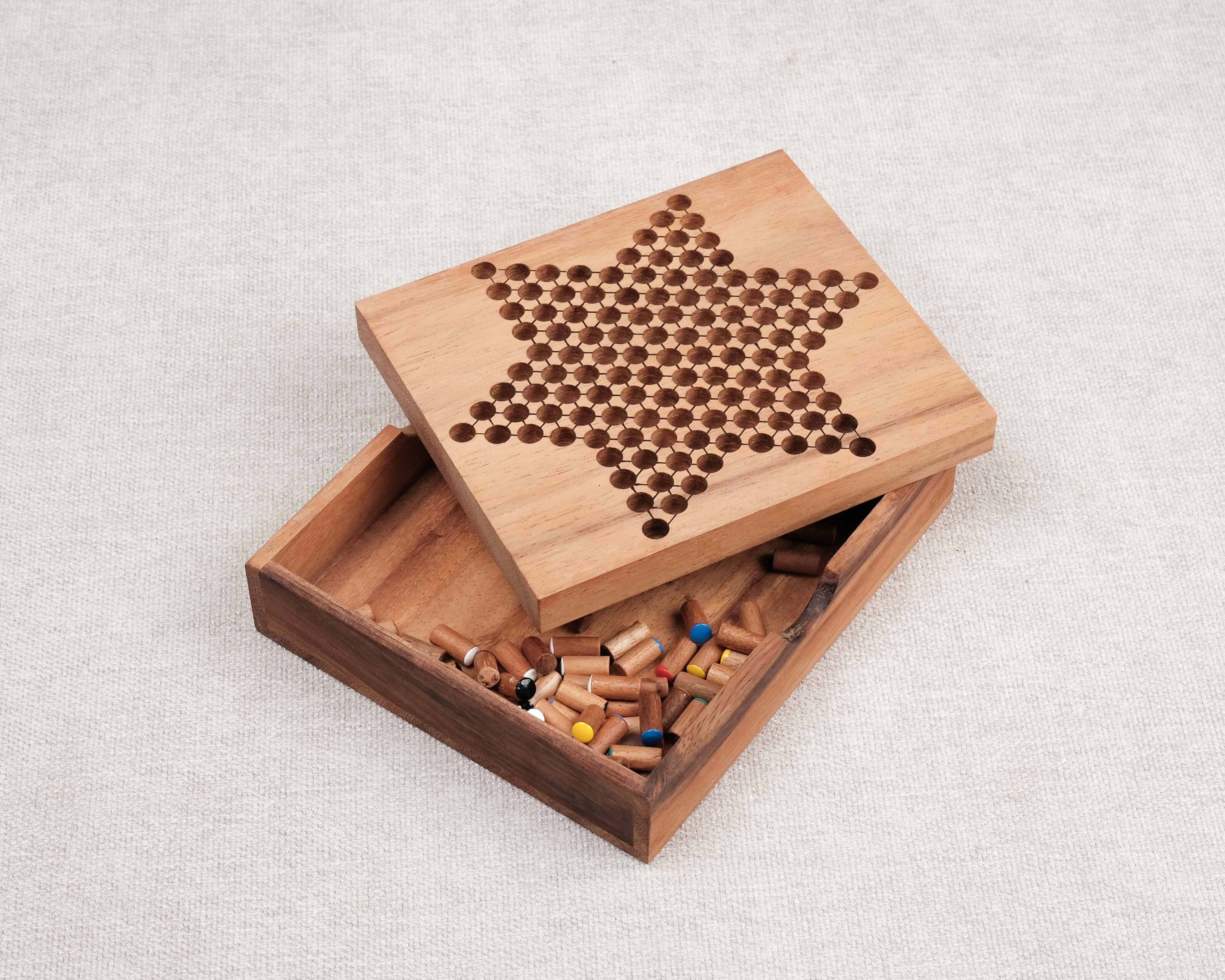 Coffret en bois avec rangement intégré pour les pions