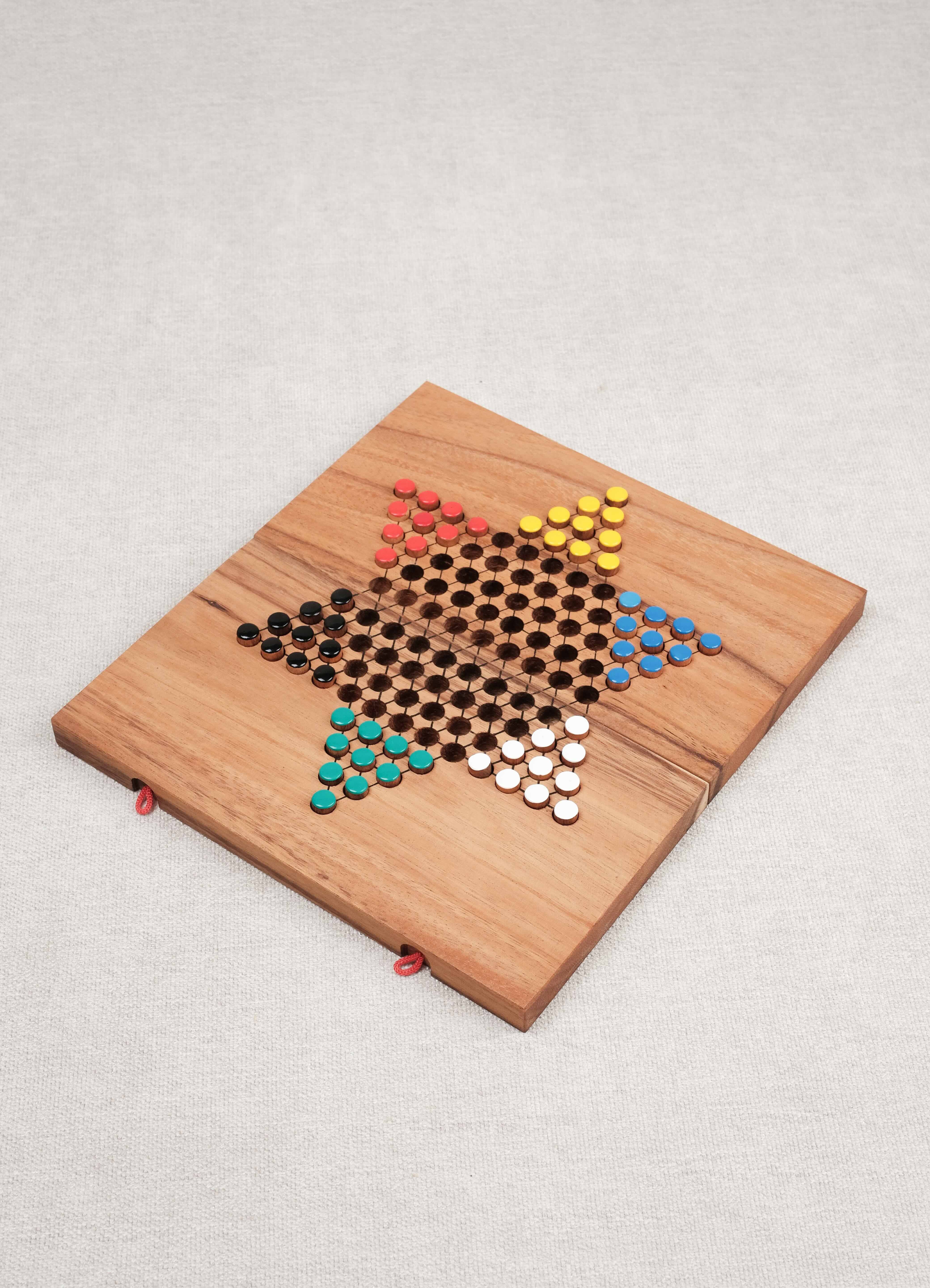 Plateau de Dames Chinoises L en bois avec pions colorés en place