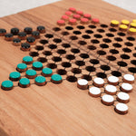 Plateau ouvert avec étoiles colorées et pions disposés