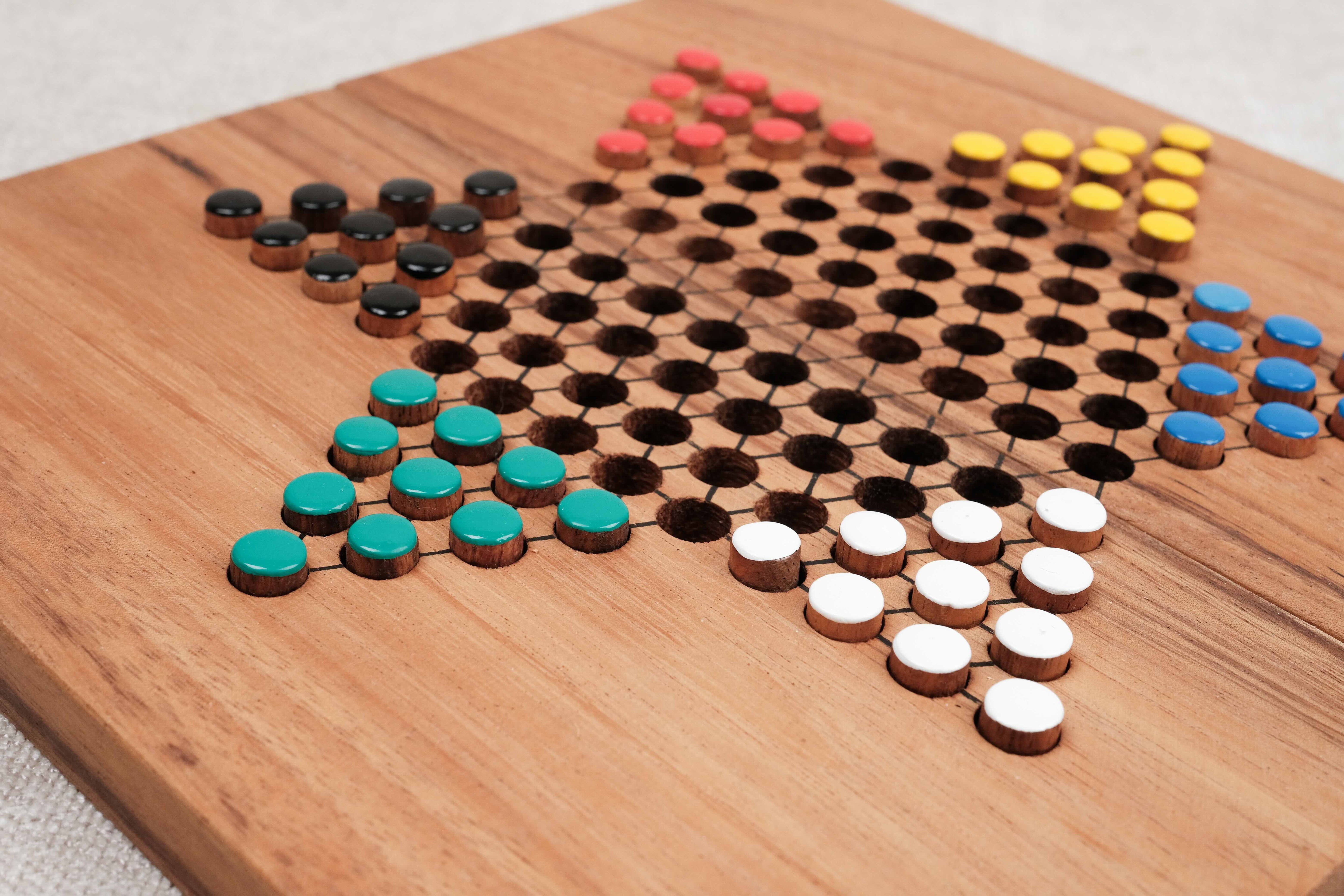 Plateau ouvert avec étoiles colorées et pions disposés