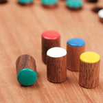 Gros plan sur les pions en bois sérigraphiés et colorés