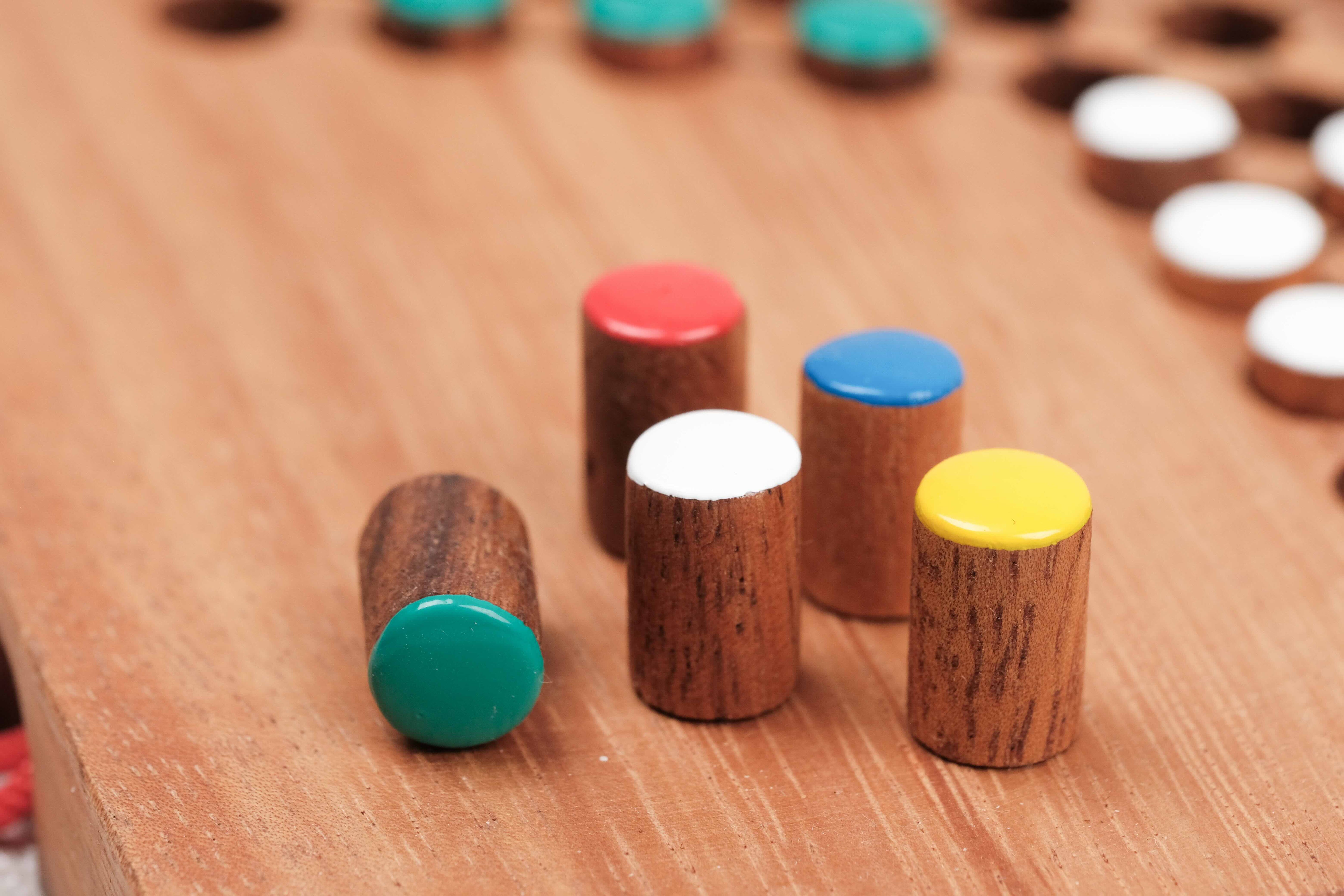 Gros plan sur les pions en bois sérigraphiés et colorés