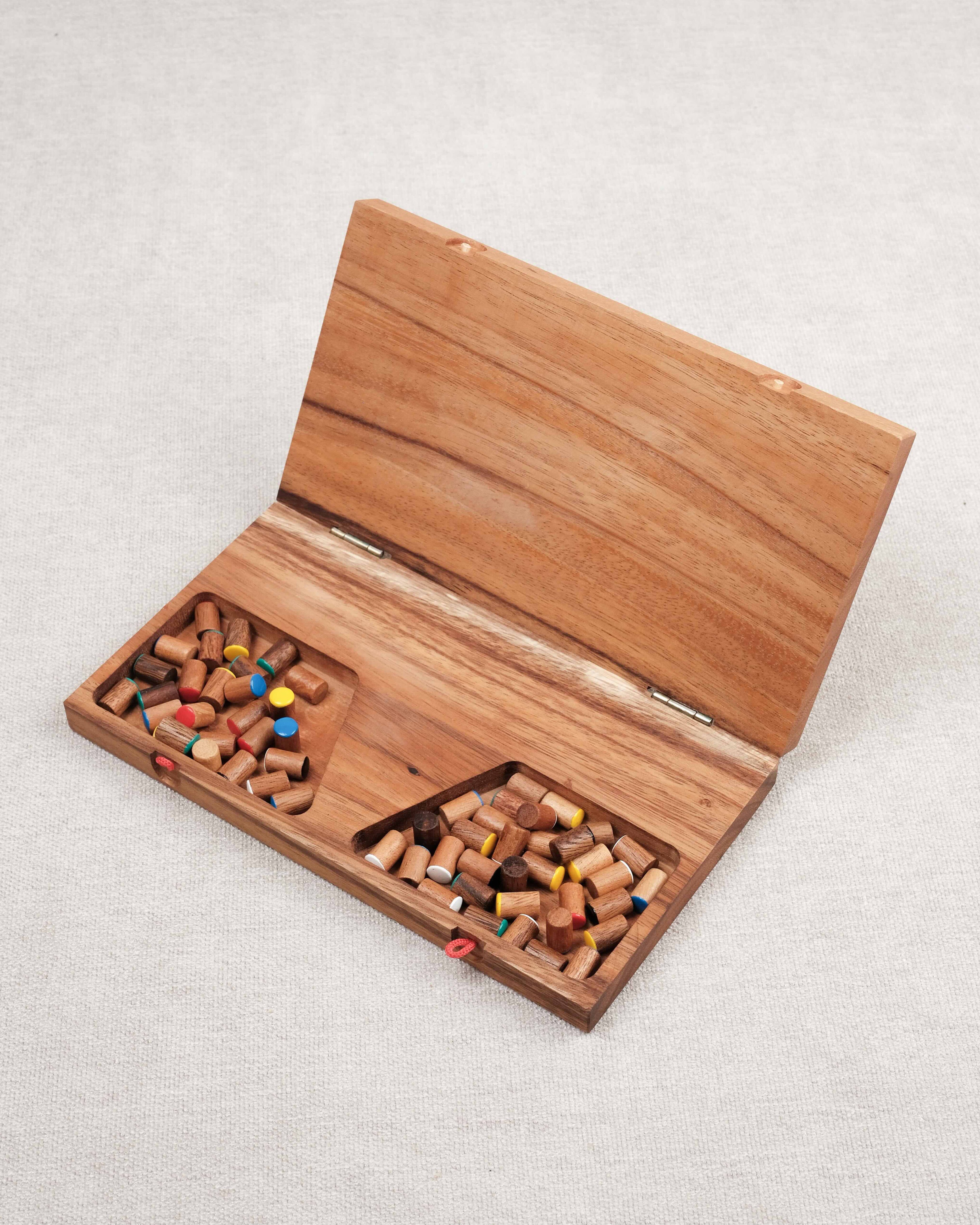 Coffret en bois refermable contenant les pions de Dames Chinoises L