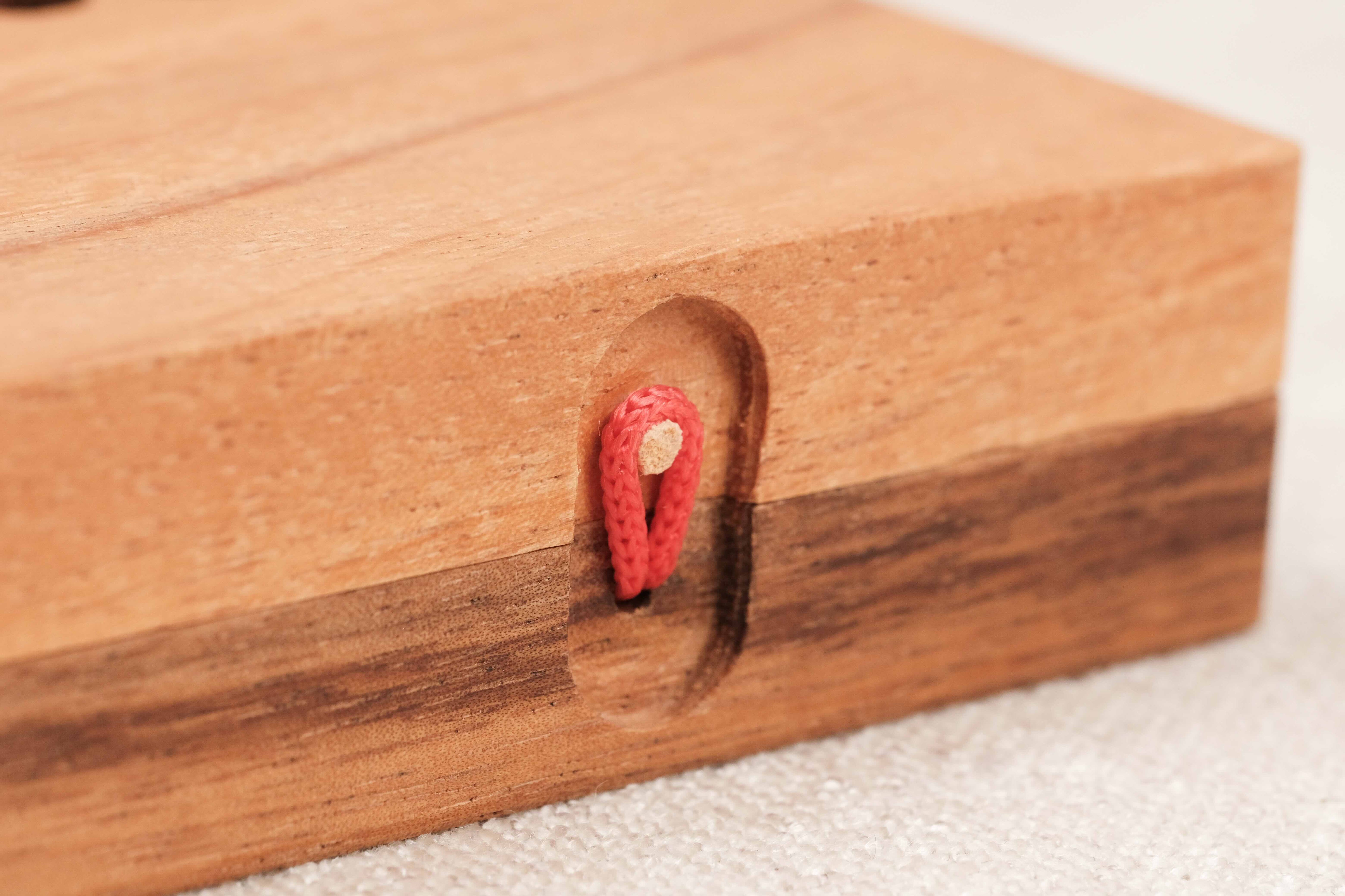 Détails de l'attache du coffret des Dames Chinoises L